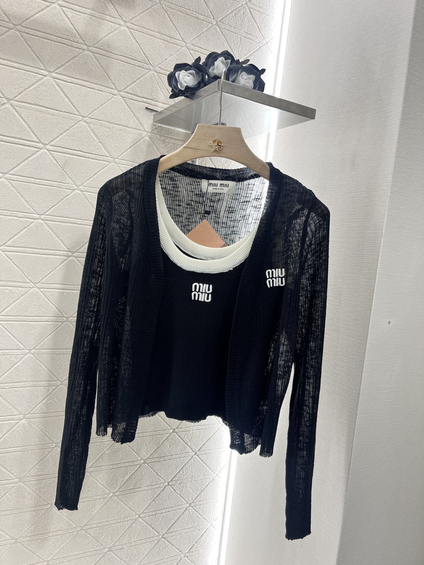 ♥Miumi*♥2025新品上架
  吊带针织开衫两件套
定制YB天丝纱线织造 质感高级舒适 撞色吊带背