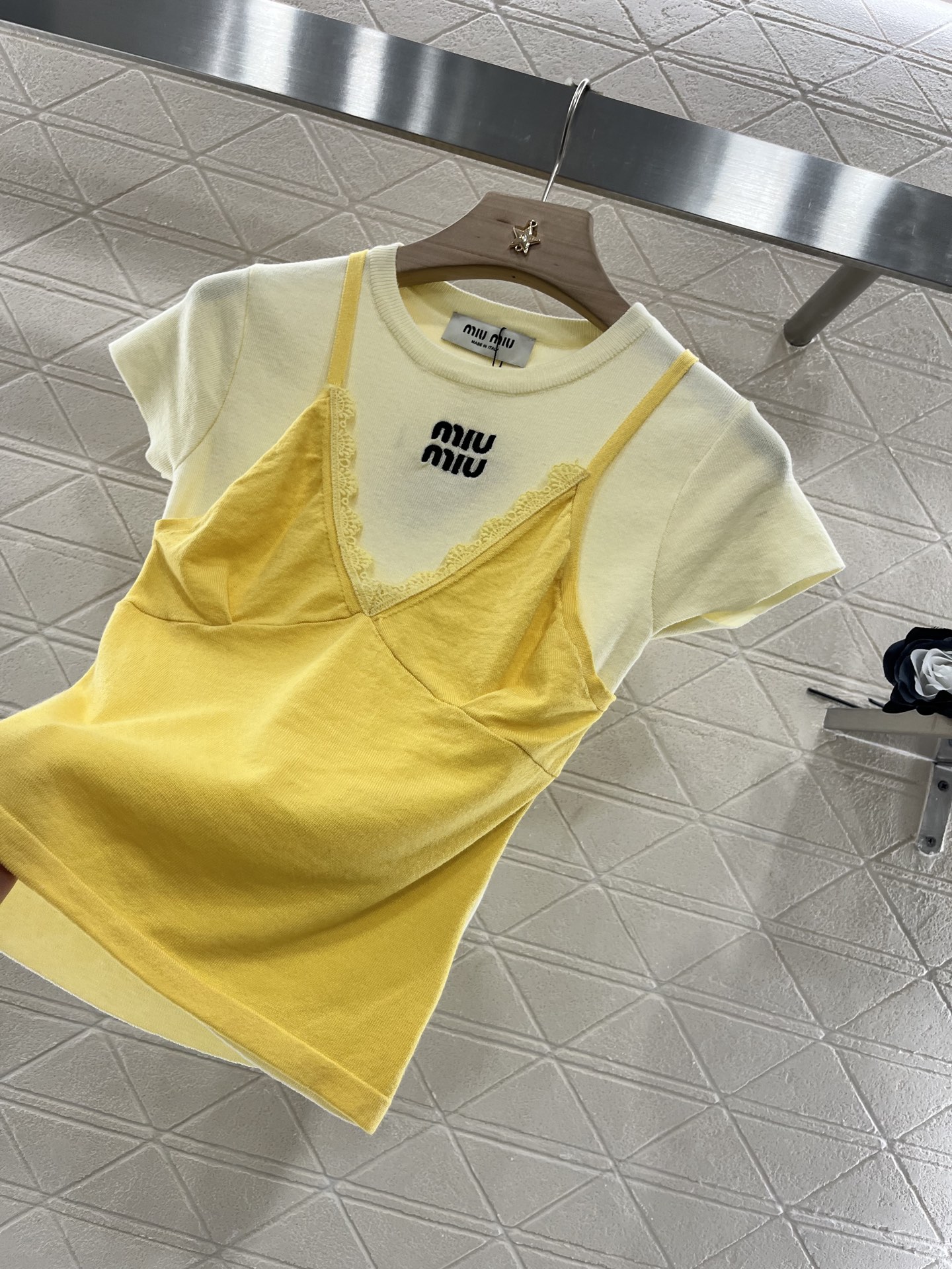 ♥Miumi*♥2025新品上架
   吊带短袖假两件上衣
定制YB羊毛纱线织造 舒适软糯 弹力十足 圆