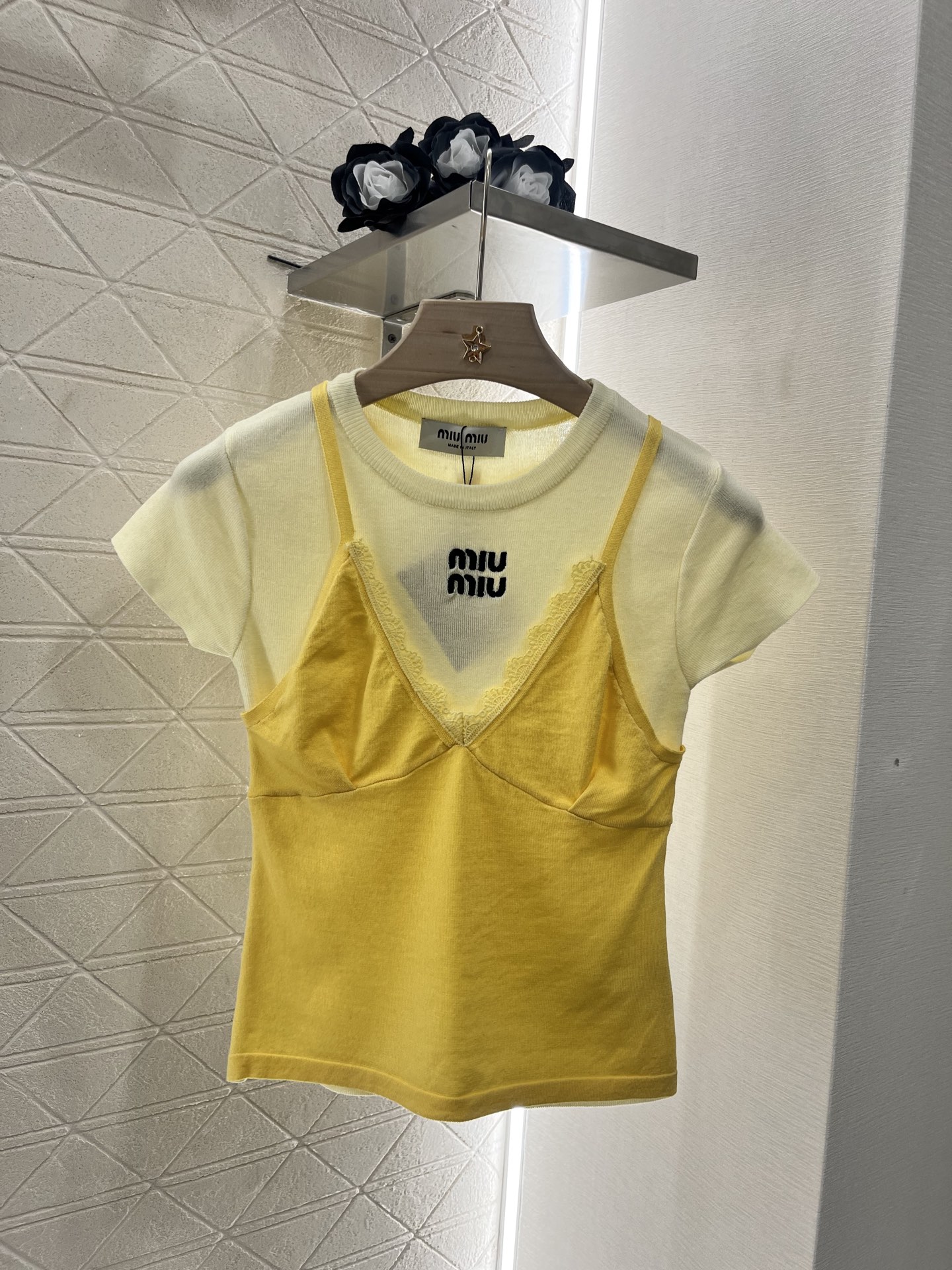 ♥Miumi*♥2025新品上架
   吊带短袖假两件上衣
定制YB羊毛纱线织造 舒适软糯 弹力十足 圆
