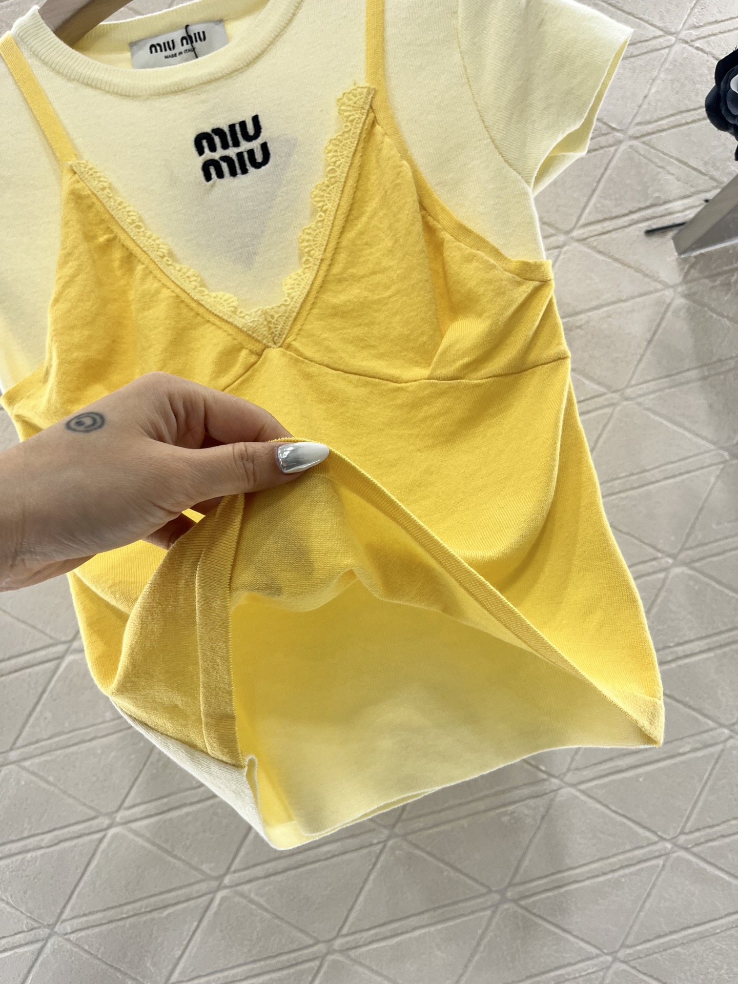 ♥Miumi*♥2025新品上架
   吊带短袖假两件上衣
定制YB羊毛纱线织造 舒适软糯 弹力十足 圆