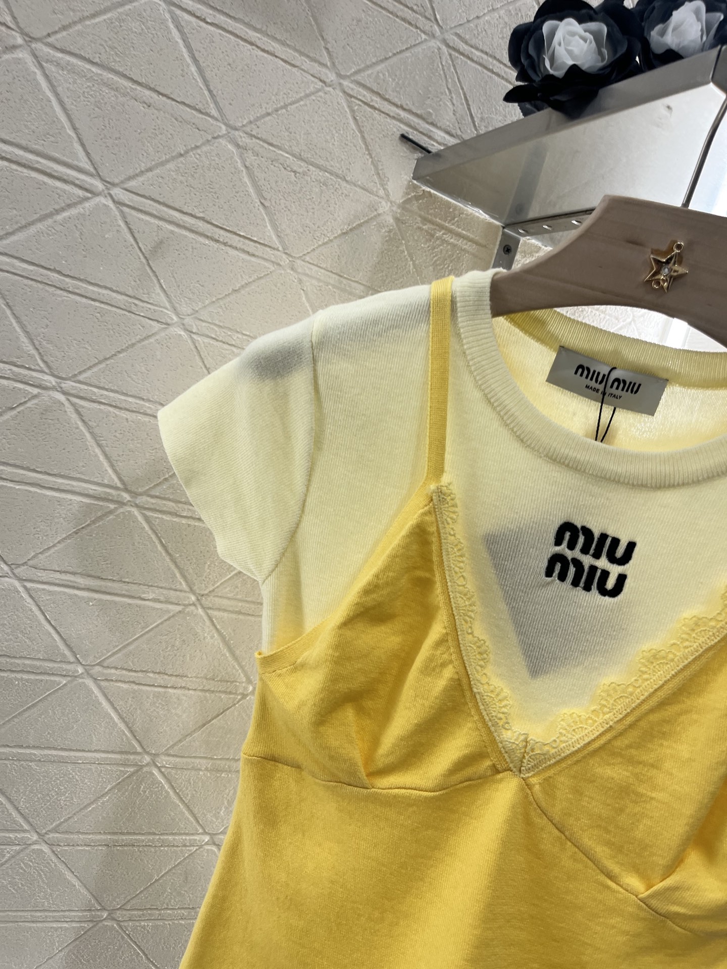 ♥Miumi*♥2025新品上架
   吊带短袖假两件上衣
定制YB羊毛纱线织造 舒适软糯 弹力十足 圆