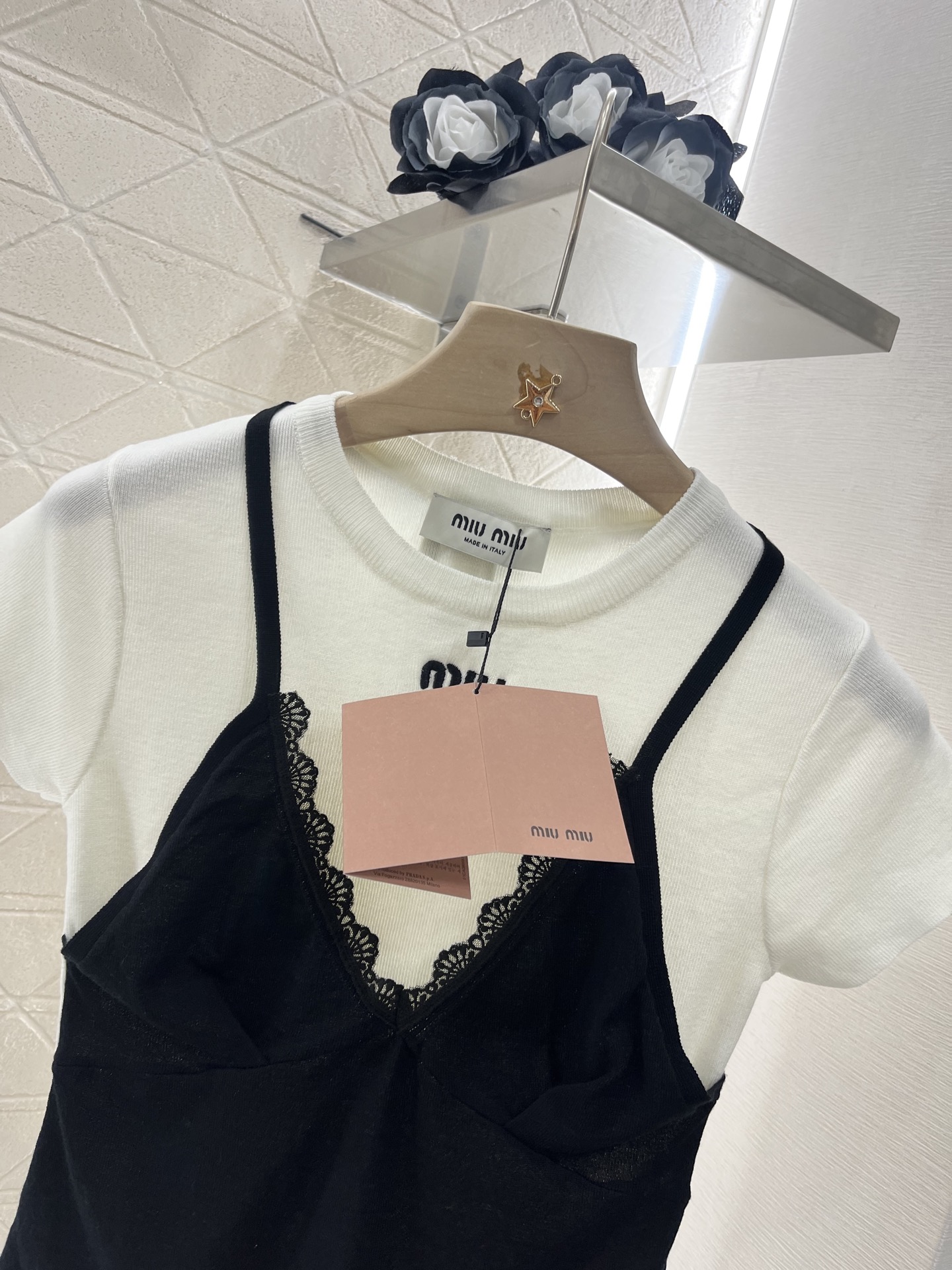♥Miumi*♥2025新品上架
   吊带短袖假两件上衣
定制YB羊毛纱线织造 舒适软糯 弹力十足 圆