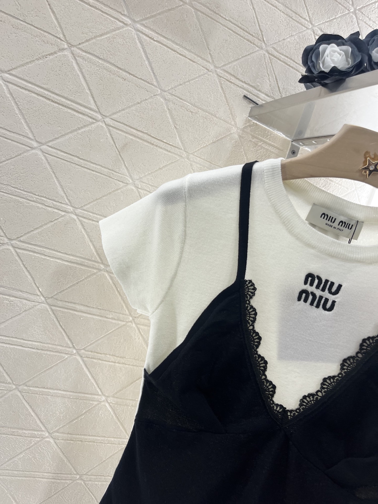 ♥Miumi*♥2025新品上架
   吊带短袖假两件上衣
定制YB羊毛纱线织造 舒适软糯 弹力十足 圆