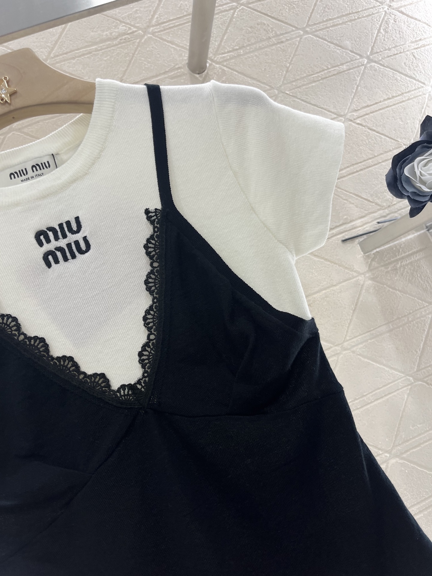 ♥Miumi*♥2025新品上架
   吊带短袖假两件上衣
定制YB羊毛纱线织造 舒适软糯 弹力十足 圆