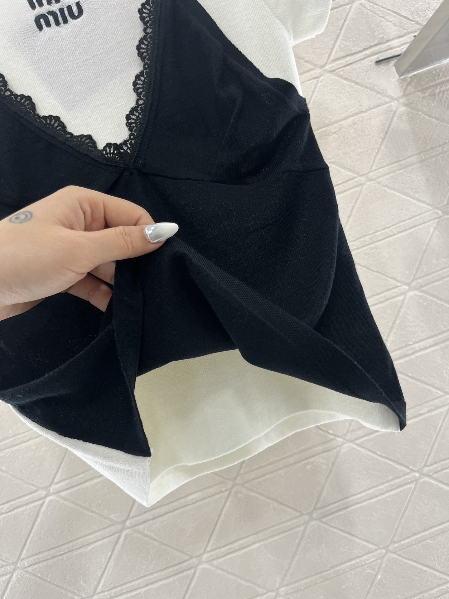 ♥Miumi*♥2025新品上架
   吊带短袖假两件上衣
定制YB羊毛纱线织造 舒适软糯 弹力十足 圆