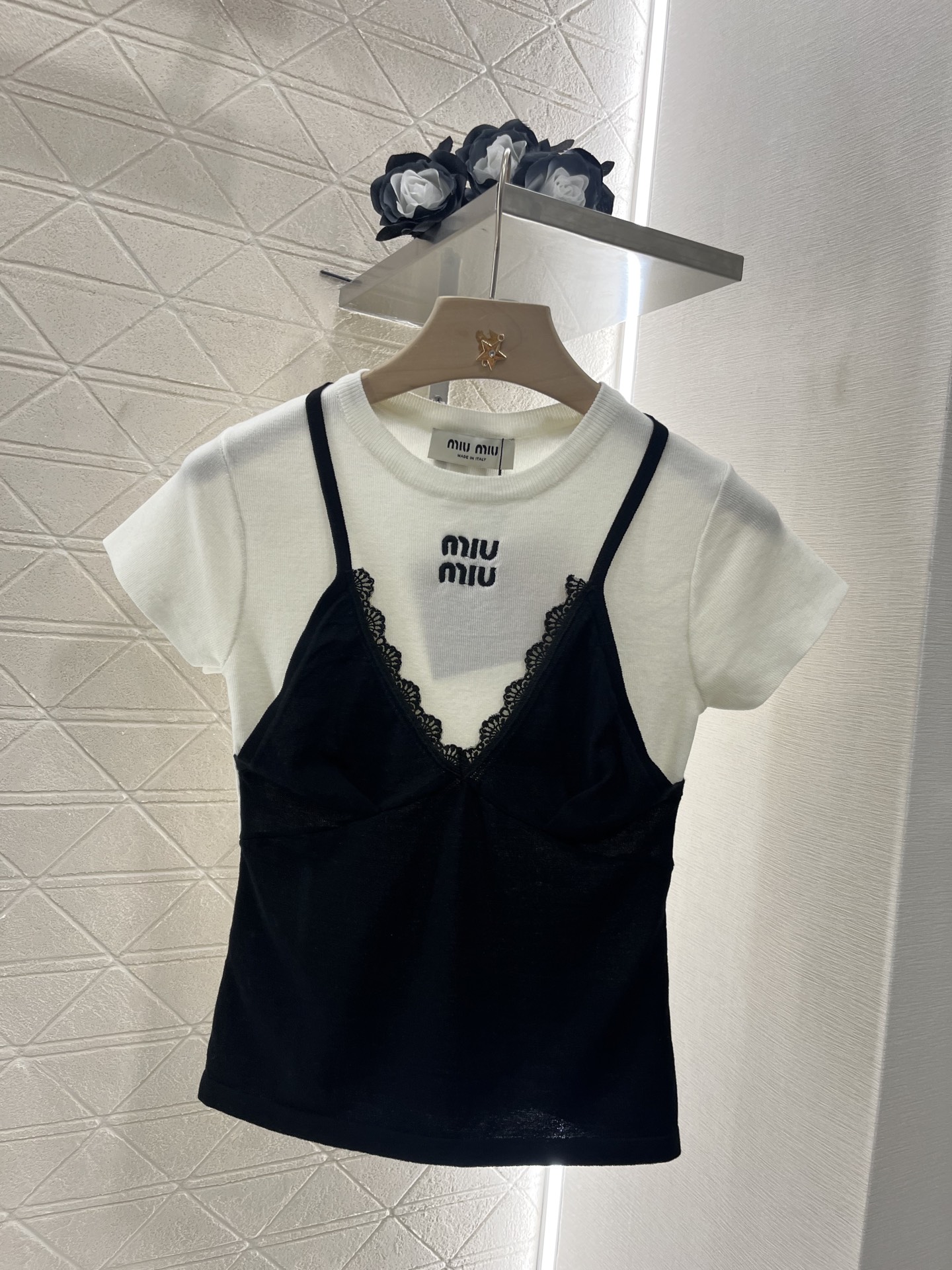 ♥Miumi*♥2025新品上架
   吊带短袖假两件上衣
定制YB羊毛纱线织造 舒适软糯 弹力十足 圆