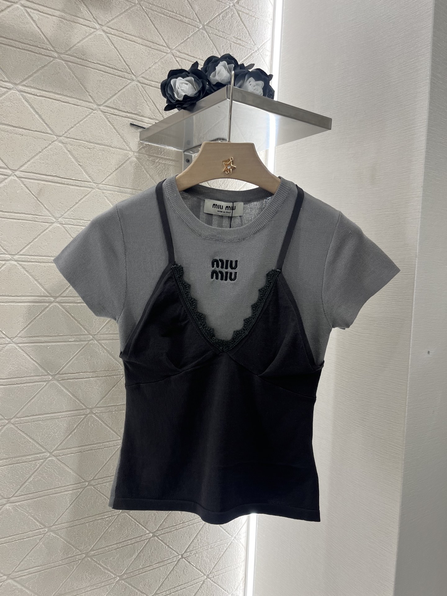 ♥Miumi*♥2025新品上架
   吊带短袖假两件上衣
定制YB羊毛纱线织造 舒适软糯 弹力十足 圆