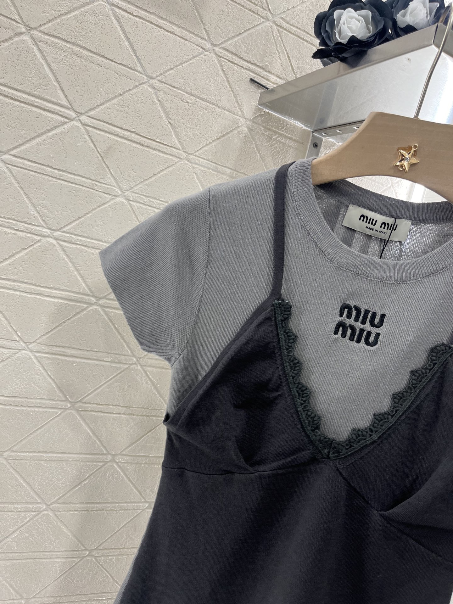 ♥Miumi*♥2025新品上架
   吊带短袖假两件上衣
定制YB羊毛纱线织造 舒适软糯 弹力十足 圆