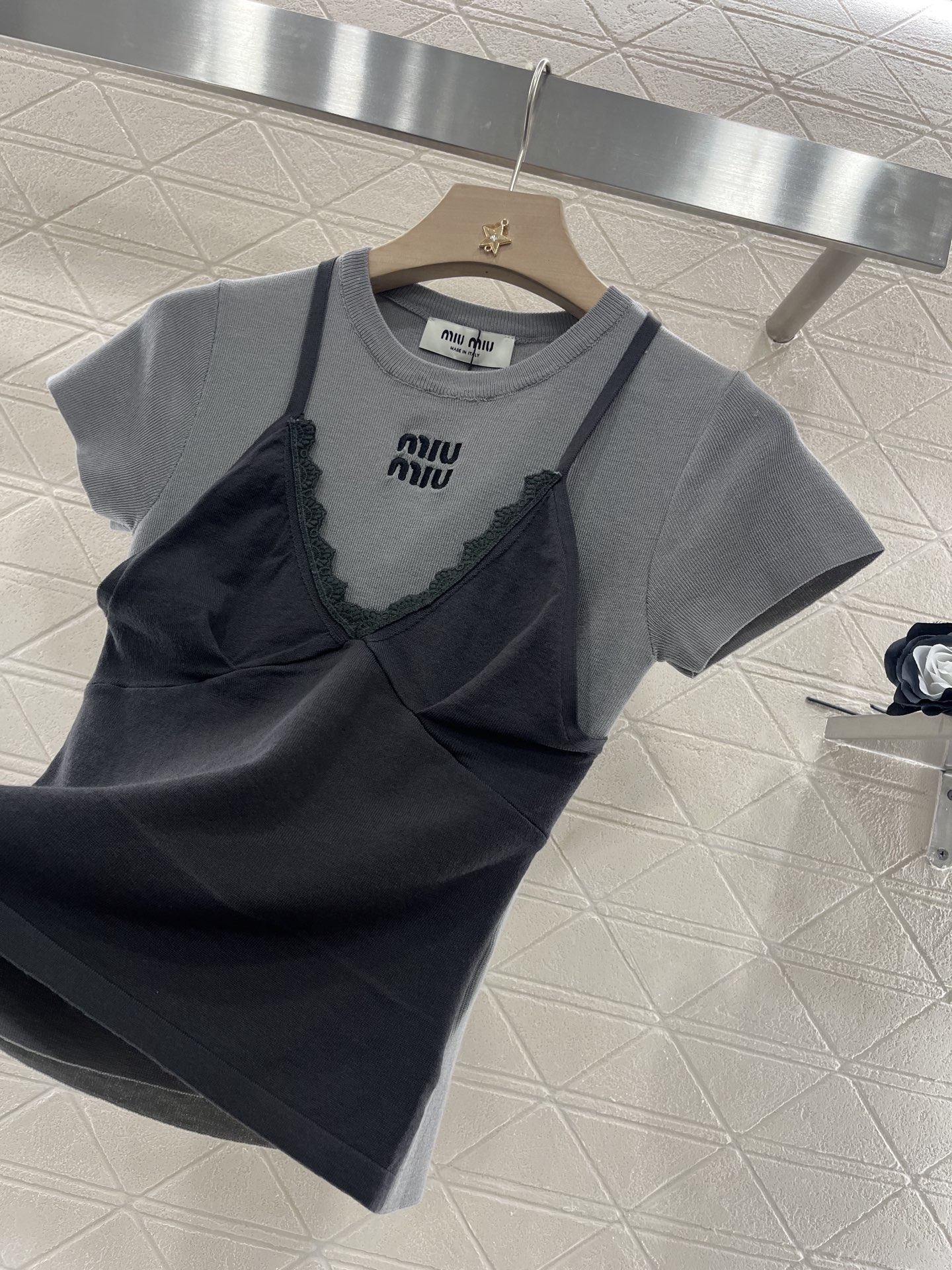 ♥Miumi*♥2025新品上架
   吊带短袖假两件上衣
定制YB羊毛纱线织造 舒适软糯 弹力十足 圆