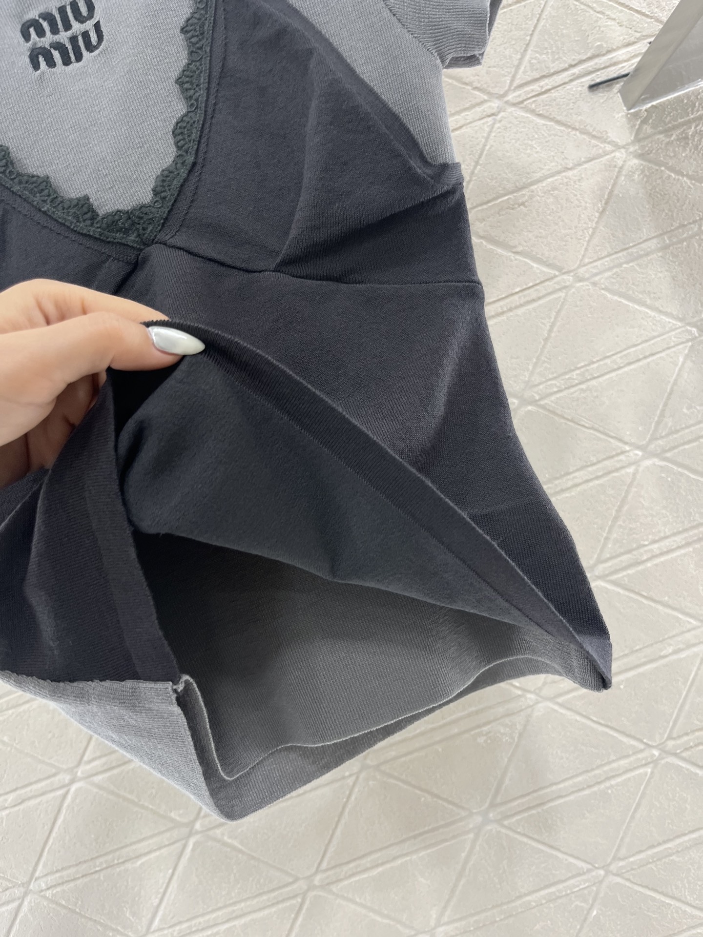 ♥Miumi*♥2025新品上架
   吊带短袖假两件上衣
定制YB羊毛纱线织造 舒适软糯 弹力十足 圆