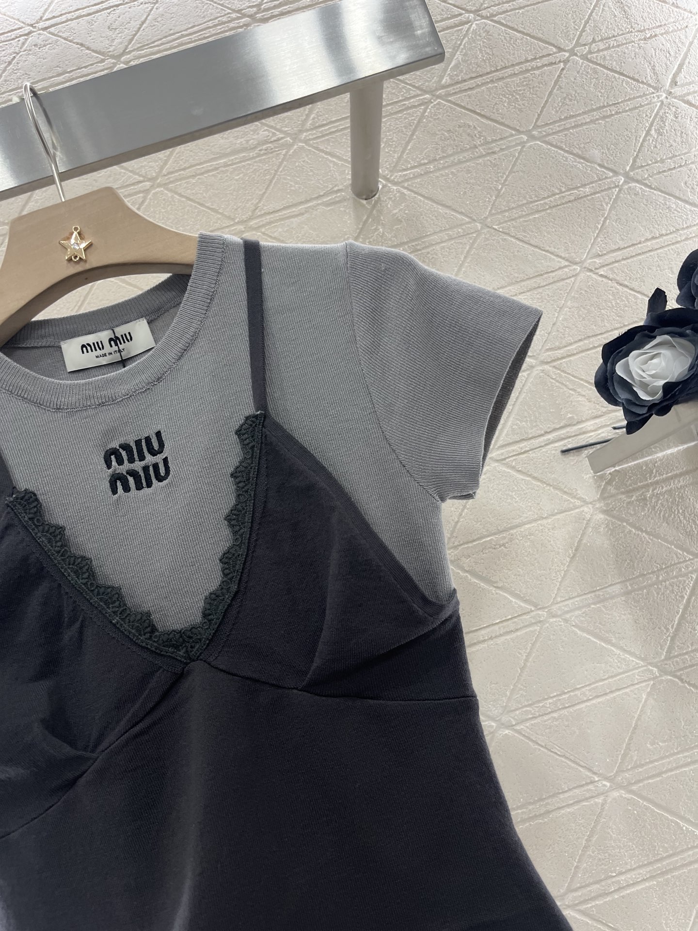 ♥Miumi*♥2025新品上架
   吊带短袖假两件上衣
定制YB羊毛纱线织造 舒适软糯 弹力十足 圆