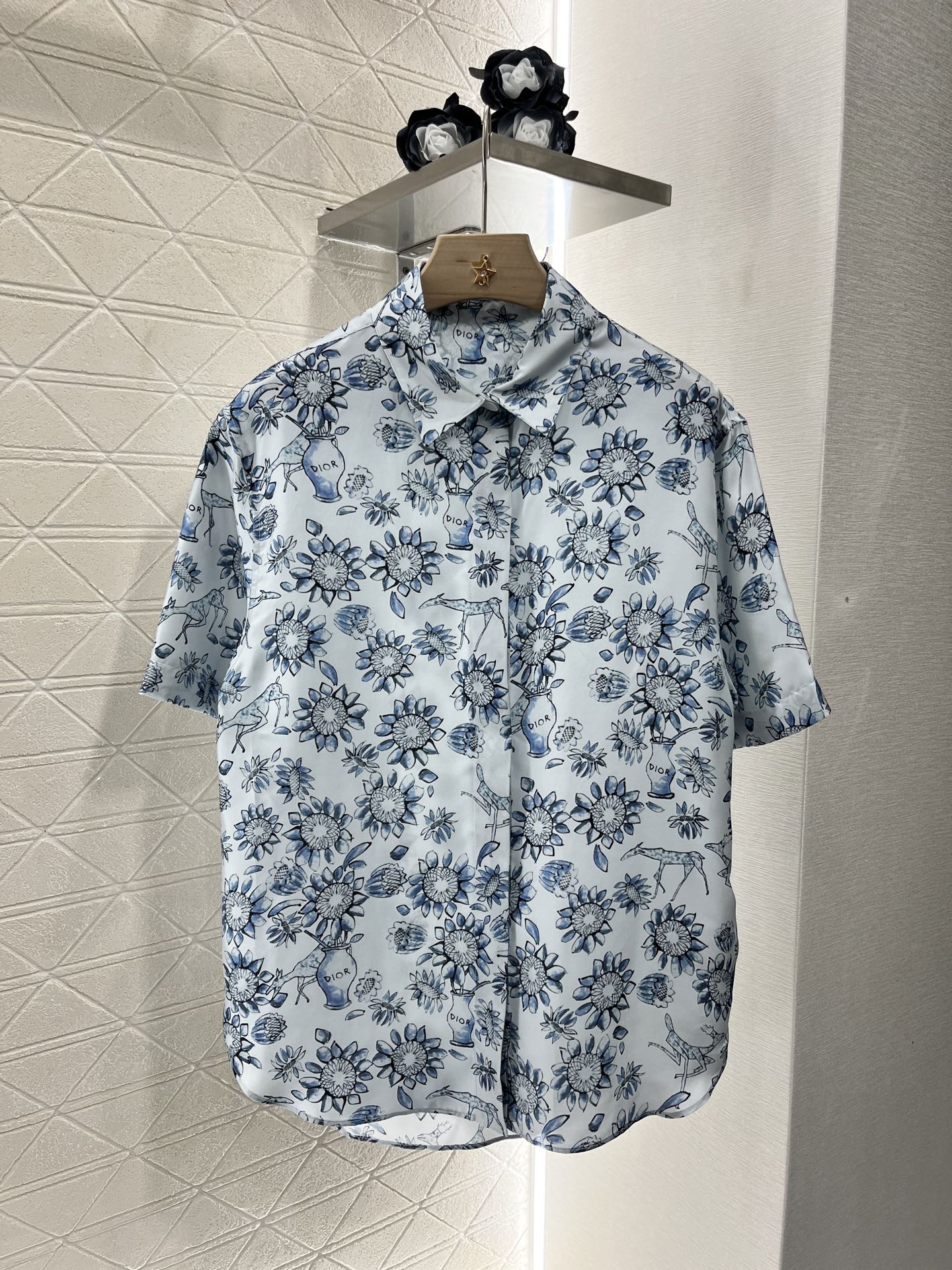 NO:330210,Original single ruthless women's clothing with packaging Dio*2025 new products are on the shelves. Children's funny silk short-sleeved shirt. Customized YB imported 100% mulberry silk material. Delicate texture. Noble skin nourishment. Printing process. Hand-painted flowers and animal vase patterns. The atmosphere is lively and childlike. The letter logo highlights the brand's high-end style. Evergreen lapel short-sleeved shirt cut. The upper body is relaxed and elegant. The inclusiveness is strong and slim. It shows the vacation atmosphere. The casual match is full of academy style. The fashionable essential items. Customized surface accessories. Accurate version. High-end version,,dior,shirts,T-shirt,real silk,alexander wang.19860909原单狠货女装 配包装Dio*2025新品上架 童趣真丝短袖衬衣 定制YB进口百分百桑蚕丝材质 质感细腻 贵气养肤 印花工艺处理 呈现手绘感花朵动物花瓶图案 氛围活泼童趣十足 字母徽标彰显品牌高级格调 常青翻领短袖衬衫裁剪 上身气质松弛优雅 包容性强显瘦超显度假氛围 随意搭配呈现满满学院风格 时髦精必备单品 定制面辅料 认准版本 高版本,,dior,shirts,T-shirt,real silk,alexander wang,Women's clothing