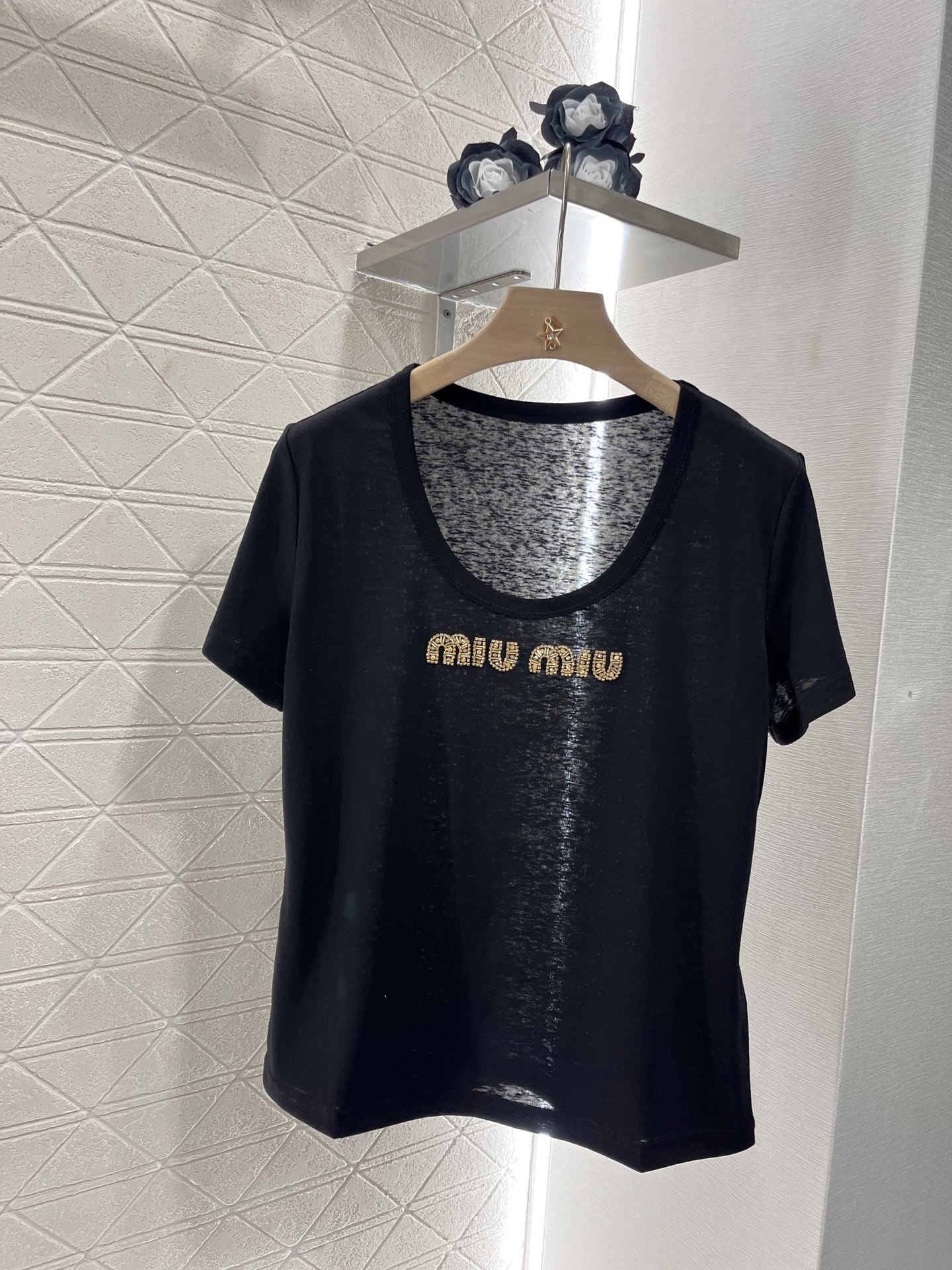 NO:330193,Original single-handed women's clothing with packaging Miumi*2025 new product is available for sale. Beaded letters. Customized YB native cotton material. Breathable and comfortable. Full texture. Round neck short-sleeved T-shirt cut to highlight the brand style. Made of gram-weight pure cotton. Slightly elastic. It presents a slim visual effect. The whole body is decorated with beads to outline the brand's letter logo. The three-dimensional feeling is more personalized and fashionable. The brand's own simple and fashionable feeling is instantly revealed. The inner wear is very fashionable. Customized surface accessories. Accurate version. High version 2 colors,,miumiu, T-shirt,tees, t-shirt,alexander wang19860909原单狠货女装 配包装Miumi*2025新品上架  钉珠字母 定制YB原生全棉材质 透气舒适 质感十足 圆领短袖T恤裁剪 凸显品牌格调 采用克重纯棉制成 略带有弹力 呈现显瘦视觉效果 通体装点钉珠工艺勾勒出品牌字母徽标 立体感更显个性时髦 品牌自带的简约时尚感立现 单穿内搭都出彩时髦 定制面辅料 认准版本 高版本 2色,,miumiu,T-shirt,tees，t-shirt,alexander wang,Women's clothing