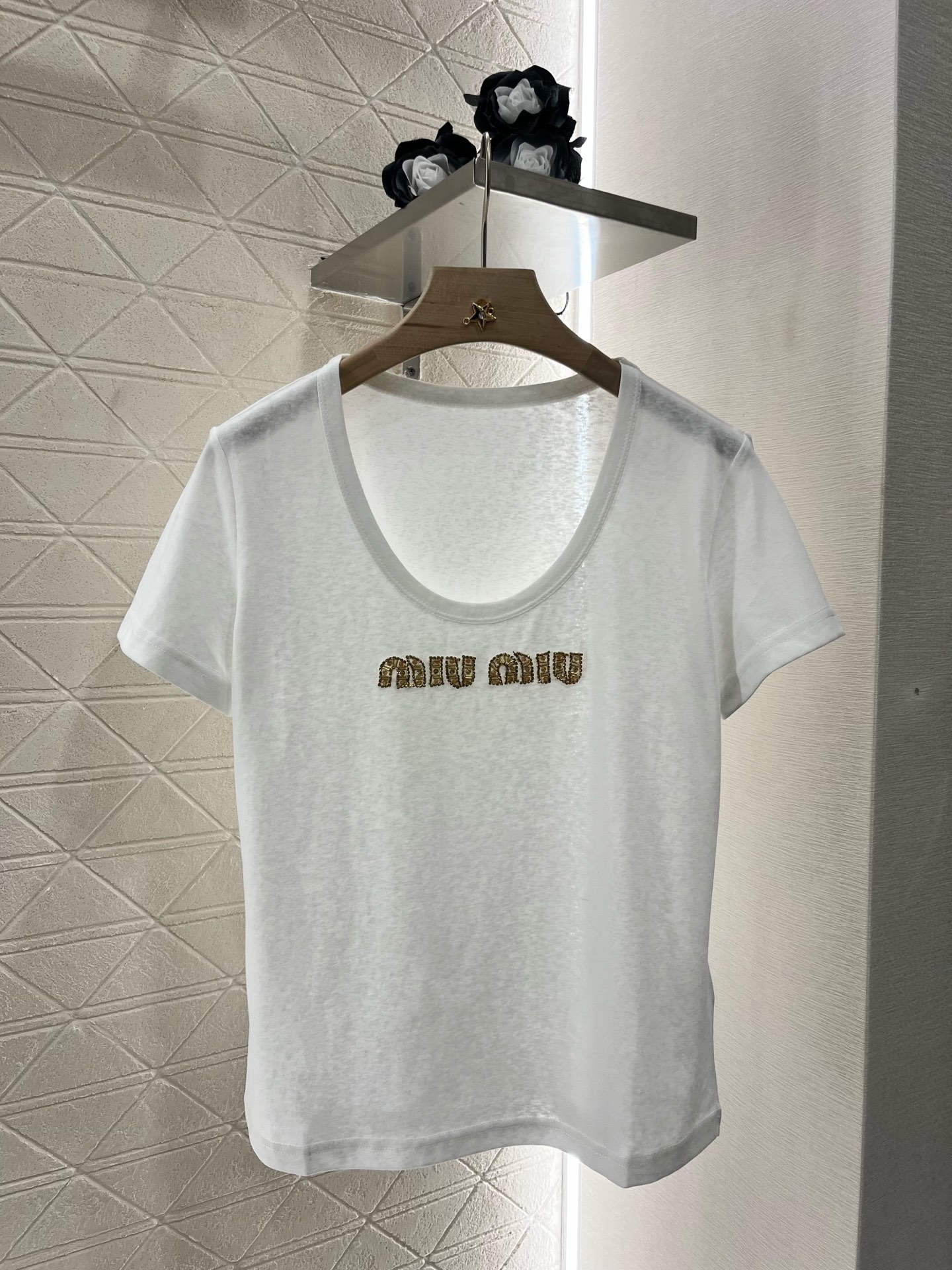 NO:330197,Original single-handed women's clothing with packaging Miumi*2025 new product is available for sale. Beaded letters. Customized YB native cotton material. Breathable and comfortable. Full texture. Round neck short-sleeved T-shirt cut to highlight the brand style. Made of gram-weight pure cotton. Slightly elastic. It presents a slim visual effect. The whole body is decorated with beads to outline the brand's letter logo. The three-dimensional feeling is more personalized and fashionable. The brand's own simple and fashionable feeling is instantly revealed. The inner wear is very fashionable. Customized surface accessories. Accurate version. High version 2 colors,,miumiu, T-shirt,tees, t-shirt,alexander wang19860909原单狠货女装 配包装Miumi*2025新品上架  钉珠字母 定制YB原生全棉材质 透气舒适 质感十足 圆领短袖T恤裁剪 凸显品牌格调 采用克重纯棉制成 略带有弹力 呈现显瘦视觉效果 通体装点钉珠工艺勾勒出品牌字母徽标 立体感更显个性时髦 品牌自带的简约时尚感立现 单穿内搭都出彩时髦 定制面辅料 认准版本 高版本 2色,,miumiu,T-shirt,tees，t-shirt,alexander wang,Women's clothing