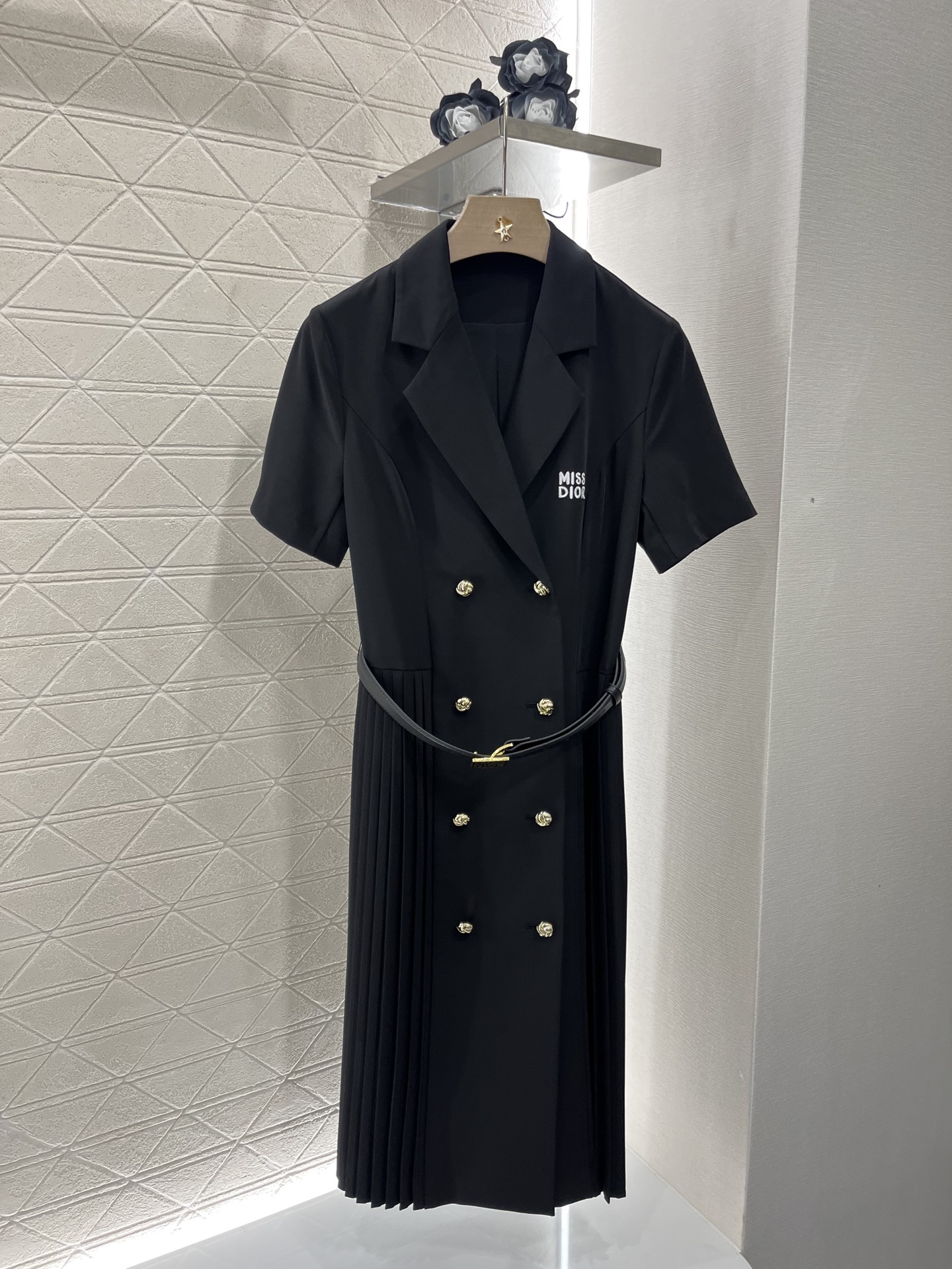 NO:330201,Original single ruthless women's clothing, packaged with Dio*2025 new product, belt short-sleeved dress, customized, YB imported acetic acid material, high-end tailoring, styling, double-breasted plaid dress style, length pleated skirt to modify the legs, easily divide the upper and lower length ratio, extremely tolerance to the figure, the whole body is classic, versatile and durable, use the front leather belt to decorate, make the outfit comfortable without losing its exquisiteness, Miss Dior logo with knots and round buckle highlights the brand style, meets various needs for commuting and dating, customized face accessories, accurate version, high version, 2 colors, dior, skirts, T-shirt, alexander wang19860909原单狠货女装 配包装Dio*2025新品上架 腰带短袖连衣裙 定制YB进口醋酸材质 剪裁高级 垂顺有型 双排扣开襟连衣裙版型 长度百褶裙摆修饰腿部 轻松划分上短下长好比例 对身材包容度极高 通体黑白素色经典百搭又耐看 利用前侧皮质腰带装饰 让穿搭舒适而不失精致 Miss Dior徽标配合绳结圆扣 突出品牌格调 满足通勤约会多种需求 定制面辅料 认准版本 高版本 2色,,dior,skirts,T-shirt,alexander wang,Women's clothing