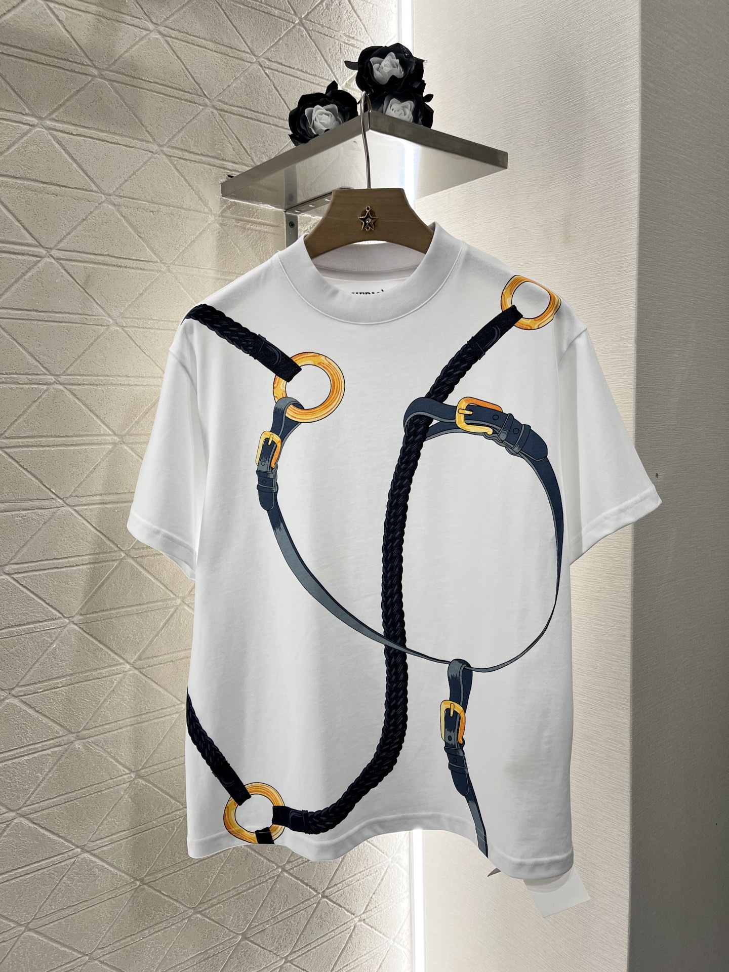 NO:330189,Original single-handed women's clothing, with packaging, Herme*2025 new product, button-printed short-sleeved, customized YB native cotton material, breathable and comfortable, full texture, short-sleeved top cut to highlight the brand style, made of gram-weight pure cotton, slightly elastic, presenting a slim visual effect, the whole body is decorated with the iconic buckle pattern, three-dimensional and irregular winding distribution makes it more unique and fashionable, the brand's own simple and fashionable feeling is instantly revealed, single-wear inner wear is brilliant and fashionable, customized surface accessories, accurate version, high-version, hermes, T-shirt, alexander wang19860909原单狠货女装 配包装Herme*2025新品上架  链扣印花短袖 定制YB原生全棉材质 透气舒适 质感十足 短袖上衣裁剪 凸显品牌格调 采用克重纯棉制成 略带有弹力 呈现显瘦视觉效果 通体装点标志性链扣带图案 立体感不规则缠绕分布更显个性时髦 品牌自带的简约时尚感立现 单穿内搭都出彩时髦 定制面辅料 认准版本 高版本,,hermes,T-shirt,alexander wang,Women's clothing