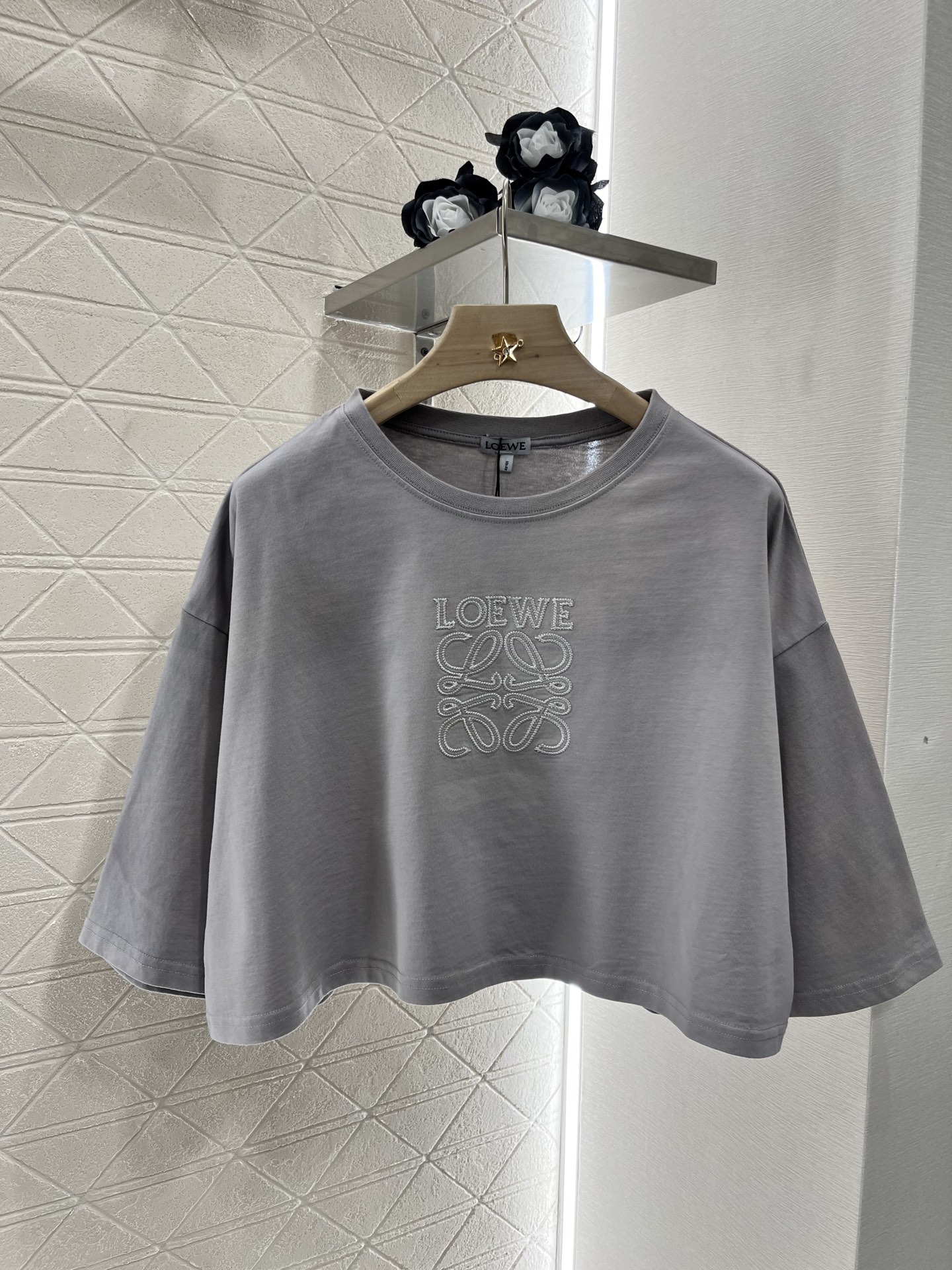 NO:330194,Original single-standard women's clothing, with packaging, Loew*2025 new products are available for sale, short antique washing and embroidery, customized YB native cotton material, breathable and comfortable, full texture, loose silhouette short T-shirt cut, highlighting the brand style, made of gram-weight pure cotton, slightly elastic, presenting a slim visual effect, chest embroidery three-dimensional logo with letter elements, relaxed and fashionable, craftsmanship old washing and washing, create a gradient personality style, fashionable and versatile, single wear inner wear, customized surface accessories, accurate version, high version, 3 colors,,loewe,tees, t-shirt,alexander wang19860909原单狠货女装 配包装Loew*2025新品上架 短款做旧水洗刺绣 定制YB原生全棉材质 透气舒适 质感十足 宽松廓形短款T恤裁剪 凸显品牌格调 采用克重纯棉制成 略带有弹力 呈现显瘦视觉效果 胸前刺绣立体徽标搭配字母元素 松弛时髦 工艺做旧水洗处理 打造渐变个性风格 时髦百搭 单穿内搭都 定制面辅料 认准版本 高版本 3色,,loewe,tees，t-shirt,alexander wang,Women's clothing