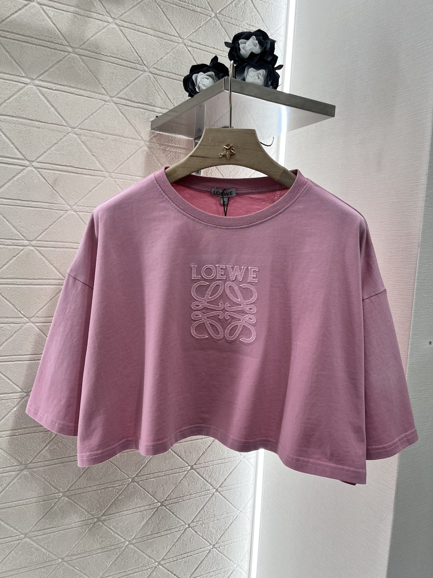 NO:330202,Original single-standard women's clothing, with packaging, Loew*2025 new products are available for sale, short antique washing and embroidery, customized YB native cotton material, breathable and comfortable, full texture, loose silhouette short T-shirt cut, highlighting the brand style, made of gram-weight pure cotton, slightly elastic, presenting a slim visual effect, chest embroidery three-dimensional logo with letter elements, relaxed and fashionable, craftsmanship old washing and washing, create a gradient personality style, fashionable and versatile, single wear inner wear, customized surface accessories, accurate version, high version, 3 colors,,loewe,tees, t-shirt,alexander wang19860909原单狠货女装 配包装Loew*2025新品上架 短款做旧水洗刺绣 定制YB原生全棉材质 透气舒适 质感十足 宽松廓形短款T恤裁剪 凸显品牌格调 采用克重纯棉制成 略带有弹力 呈现显瘦视觉效果 胸前刺绣立体徽标搭配字母元素 松弛时髦 工艺做旧水洗处理 打造渐变个性风格 时髦百搭 单穿内搭都 定制面辅料 认准版本 高版本 3色,,loewe,tees，t-shirt,alexander wang,Women's clothing