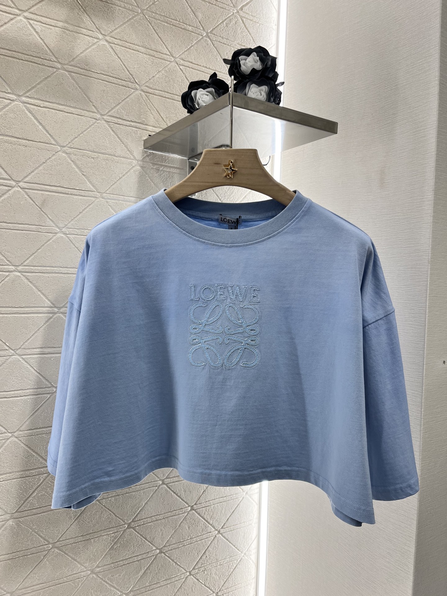 NO:330198,Original single-standard women's clothing, with packaging, Loew*2025 new products are available for sale, short antique washing and embroidery, customized YB native cotton material, breathable and comfortable, full texture, loose silhouette short T-shirt cut, highlighting the brand style, made of gram-weight pure cotton, slightly elastic, presenting a slim visual effect, chest embroidery three-dimensional logo with letter elements, relaxed and fashionable, craftsmanship old washing and washing, create a gradient personality style, fashionable and versatile, single wear inner wear, customized surface accessories, accurate version, high version, 3 colors,,loewe,tees, t-shirt,alexander wang19860909原单狠货女装 配包装Loew*2025新品上架 短款做旧水洗刺绣 定制YB原生全棉材质 透气舒适 质感十足 宽松廓形短款T恤裁剪 凸显品牌格调 采用克重纯棉制成 略带有弹力 呈现显瘦视觉效果 胸前刺绣立体徽标搭配字母元素 松弛时髦 工艺做旧水洗处理 打造渐变个性风格 时髦百搭 单穿内搭都 定制面辅料 认准版本 高版本 3色,,loewe,tees，t-shirt,alexander wang,Women's clothing