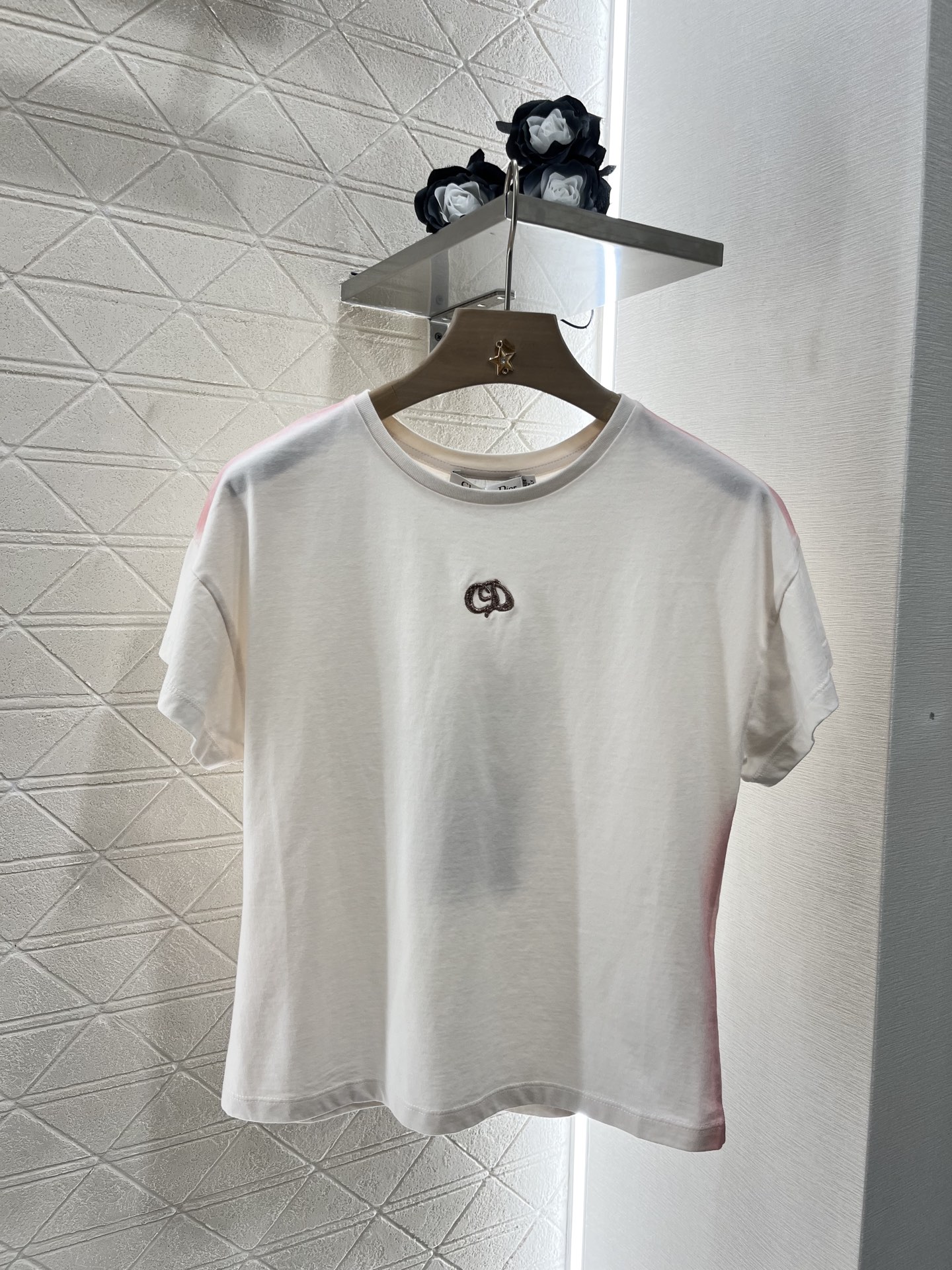 NO:330219,Original single-handed women's clothing, with packaging Dio*2025 new products are available on the shelves, smudged embroidered letters, custom YB native cotton weaving, elastic and comfortable, breathable and easy to wear, regular short-sleeved cut, highlighting the brand style, soft and elastic fabric, presenting a slimming visual effect, delicate texture, decorated with irregular washing and smudged patterns on the waist of the rotator sleeves, fine craftsmanship highlights the high-end design style, rich details with chest embroidered letters, design highlights make simple basic styles, instantly become fashionable, highlighting high-end style, single wear inner wear, stylish custom face accessories, accurate version, high-end version,,dior,T-shirt,alexander wang19860909原单狠货女装 配包装Dio*2025新品上架  晕染刺绣字母 定制YB原生全棉织造 弹力舒适 透气好穿 常规短袖裁剪 凸显品牌格调 面料柔软带有弹力 呈现显瘦视觉效果 通体细腻肌理 饰以不规则水洗晕染纹路于肩袖腰侧 精细工艺彰显高端设计风格 配合胸前刺绣字母丰富细节 设计亮点让简单的基础款式 秒变时尚单品 彰显高级格调 单穿内搭都出彩时髦 定制面辅料 认准版本 高版本,,dior,T-shirt,alexander wang,Women's clothing