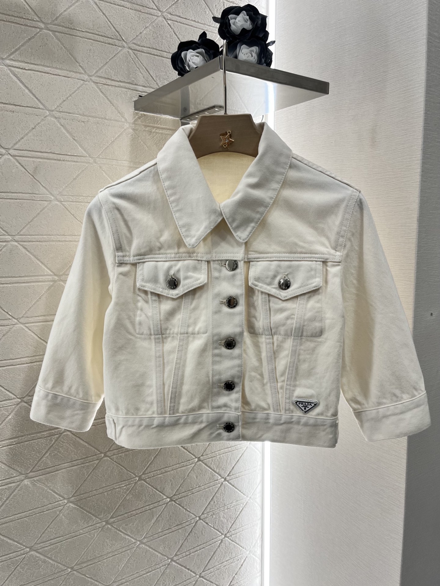 NO:330186,Original single-handed women's clothing, with packaging Prad*2025 new product is on the shelves, lapel short denim jacket, customized YB twill cotton denim material, enzyme washing process, ready-made clothes are not easy to fade, short denim jacket, symmetrical pockets on the chest, the same printed logo round buckle, successfully lit up details, echoing the triangle logo on the waist, low-key highlighting the brand style, matching short cut, the upper body is more fashionable and fashionable, presenting a casual and free style, customized facial accessories, accurate version, high version,, prada, jackets & coats, alexander wang19860909原单狠货女装 配包装Prad*2025新品上架 翻领短款牛仔外套 定制YB斜纹全棉牛仔材质 酵素水洗工艺 成衣不易掉色串色 短款牛仔外套 胸前对称口袋处饰以前襟同款印刻徽标圆扣 成功点亮细节 与腰侧三角徽标呼应 低调彰显品牌格调 配合短款裁剪 上身更为潮流时髦 呈现随性自由的穿搭风格 定制面辅料 认准版本 高版本,,prada,jackets & coats,alexander wang,Women's clothing