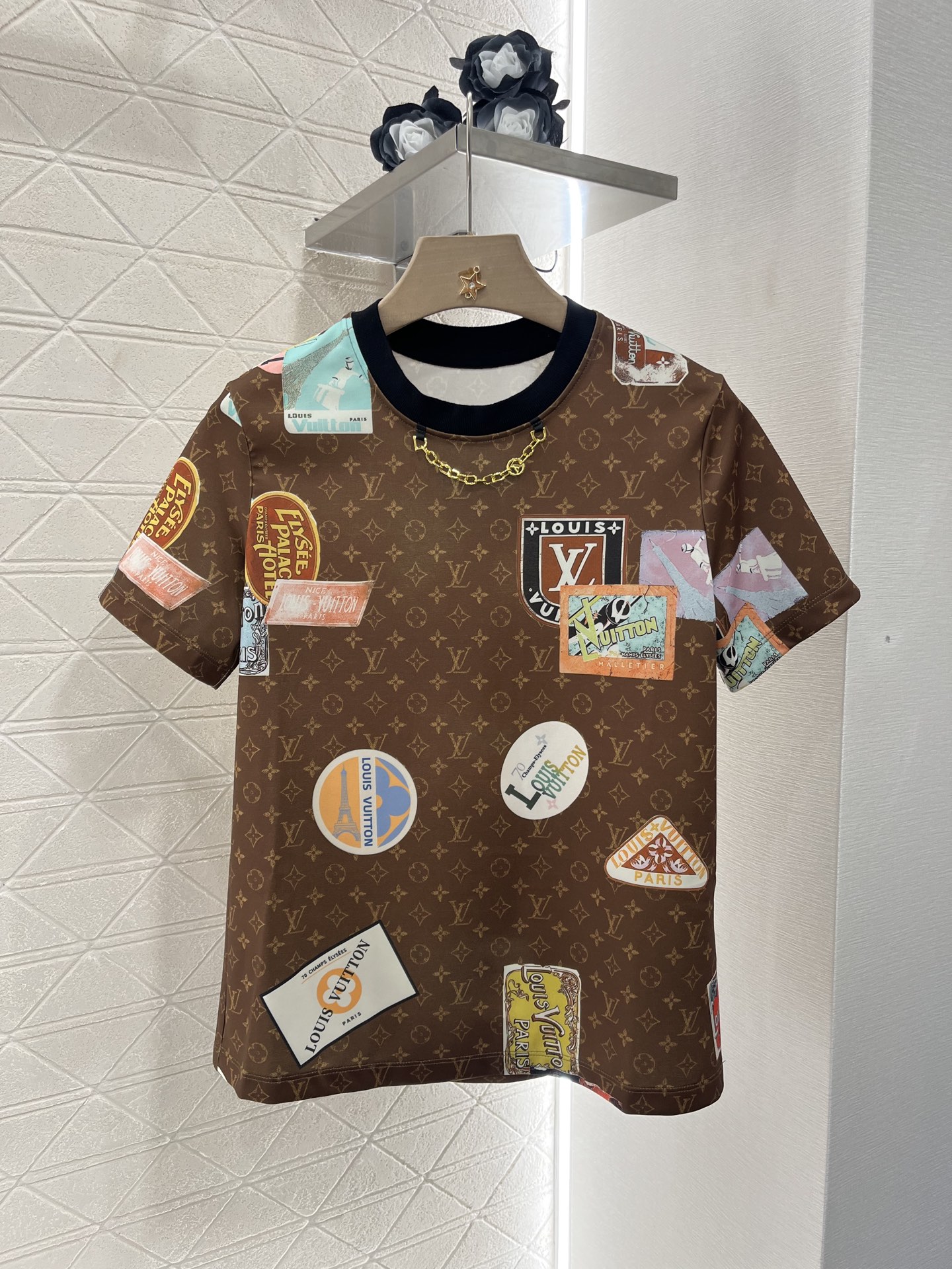 NO:330176,Original single ruthless women's clothing, with packaging, Louis Vuitto* new product on the shelves, badge printed top shorts set, custom YB imported cotton and polyester material, texture glossy, breathable and comfortable, loose short-sleeved T-shirt cut, highlighting the brand style, made of gram-weight pure cotton, slightly elastic, giving a slim visual effect, the neckline is made of metal letter chains, design highlights, four-leaf clover letter printed pattern base decorative logo element badge, loose and fashionable, matched with elastic shorts in the same series, details echo the set of top-body fashionable trend, loose and fashionable, showing high-end style, custom face accessories, accurate version, high-end version, 2 colors / set,,louis vuitton, shorts, T-shirt,tees, t-shirt,alexander wang19860909原单狠货女装 配包装Louis Vuitto*新品上架 徽章印花上衣短裤套装 定制YB进口棉涤材质 质感光泽 透气舒适 宽松短袖T恤裁剪 凸显品牌格调 采用克重纯棉制成 略带有弹力 呈现显瘦视觉效果 领口以金属字母链条作设计亮点 四叶草字母印花图案打底装饰徽标元素徽章 松弛而时髦 搭配同系列弹力短裤 细节呼应 成套上身时髦潮流 松弛洋气 彰显高级格调 定制面辅料 认准版本 高版本 2色  /套,,louis vuitton,shorts,T-shirt,tees，t-shirt,alexander wang,Women's clothing