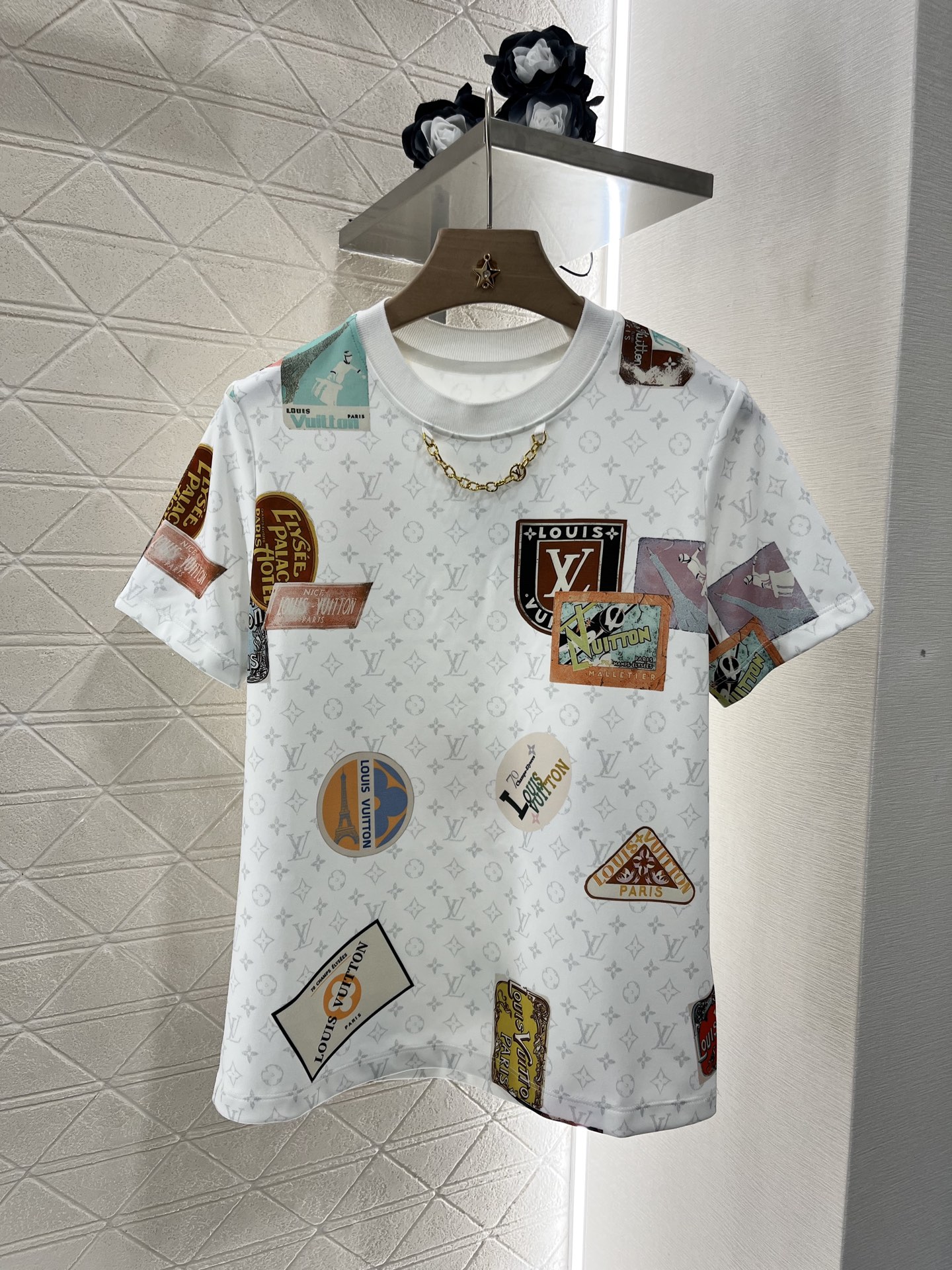 NO:330182,Original single ruthless women's clothing, with packaging, Louis Vuitto* new product on the shelves, badge printed top shorts set, custom YB imported cotton and polyester material, texture glossy, breathable and comfortable, loose short-sleeved T-shirt cut, highlighting the brand style, made of gram-weight pure cotton, slightly elastic, giving a slim visual effect, the neckline is made of metal letter chains, design highlights, four-leaf clover letter printed pattern base decorative logo element badge, loose and fashionable, matched with elastic shorts in the same series, details echo the set of top-body fashionable trend, loose and fashionable, showing high-end style, custom face accessories, accurate version, high-end version, 2 colors / set,,louis vuitton, shorts, T-shirt,tees, t-shirt,alexander wang19860909原单狠货女装 配包装Louis Vuitto*新品上架 徽章印花上衣短裤套装 定制YB进口棉涤材质 质感光泽 透气舒适 宽松短袖T恤裁剪 凸显品牌格调 采用克重纯棉制成 略带有弹力 呈现显瘦视觉效果 领口以金属字母链条作设计亮点 四叶草字母印花图案打底装饰徽标元素徽章 松弛而时髦 搭配同系列弹力短裤 细节呼应 成套上身时髦潮流 松弛洋气 彰显高级格调 定制面辅料 认准版本 高版本 2色  /套,,louis vuitton,shorts,T-shirt,tees，t-shirt,alexander wang,Women's clothing