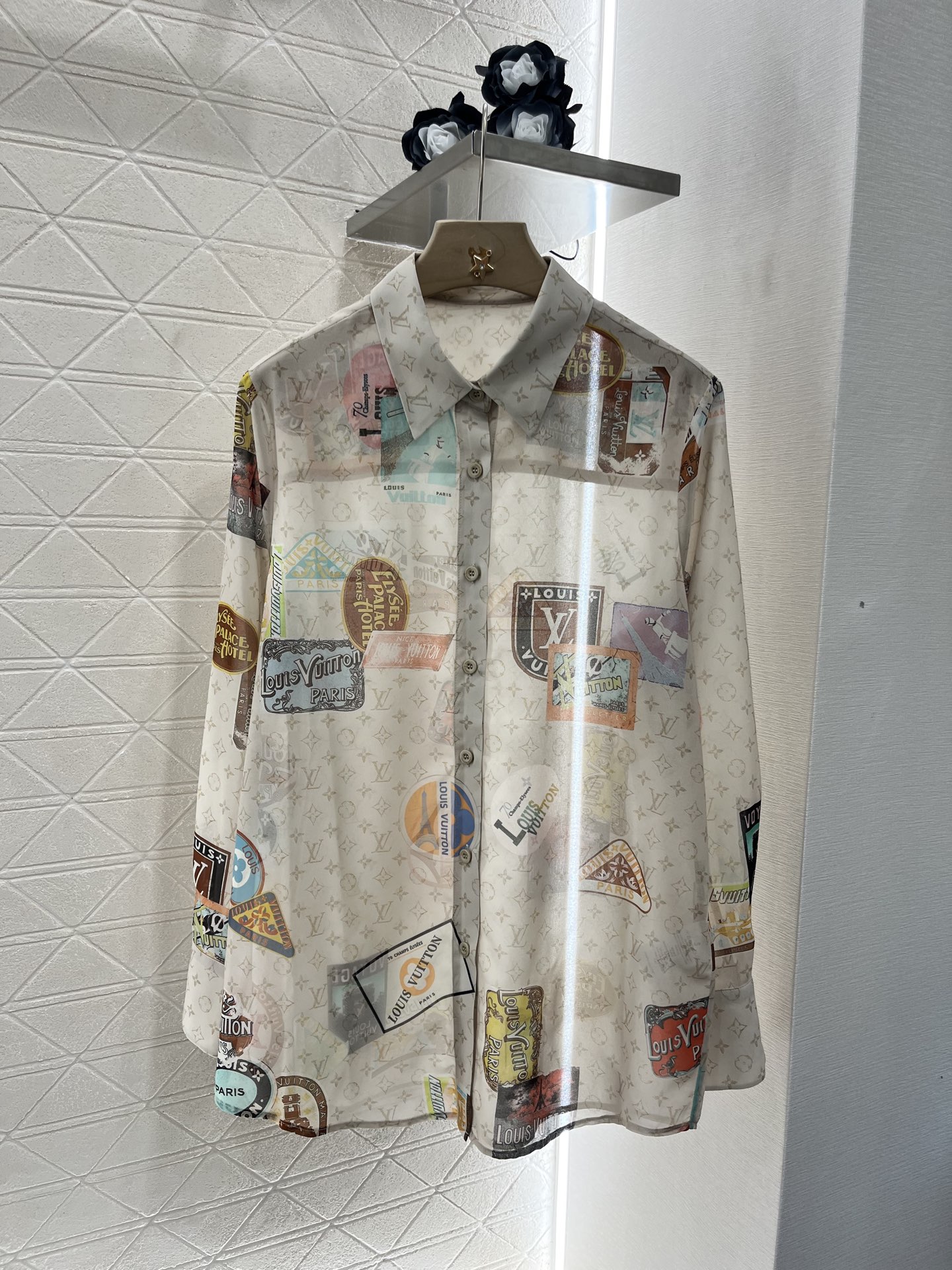 NO:330170,Original single ruthless women's clothing with packaging Louis Vuitto* New product is available for sale, active long-sleeved shirt, customized YB imported twill thick material, skin-friendly and comfortable, not easy to pull out, classic brown and pure white background, four-leaf clover letter print logo element badge, loose and fashionable, full of famous old money, lapel long-sleeved shirt makes it look slim and versatile, slightly transparent effect makes it more sexy and delicate, the upper body is loose and lazy, trendy, customized surface accessories, accurate version, high version, 2 colors,,louis vuitton,shirts,alexander wang19860909原单狠货女装 配包装Louis Vuitto* 新品上架  活性满印长袖衬衫 定制YB进口斜纹稠材质 亲肤舒适 不易抽丝 经典棕色和纯白底色可选 四叶草字母印花图案徽标元素徽章 松弛而时髦 带有满满名媛老钱感 翻领长袖衬衫显瘦百搭 微透效果更显性感精致 上身松弛慵懒 潮流洋气 定制面辅料 认准版本 高版本 2色,,louis vuitton,shirts,alexander wang,Women's clothing