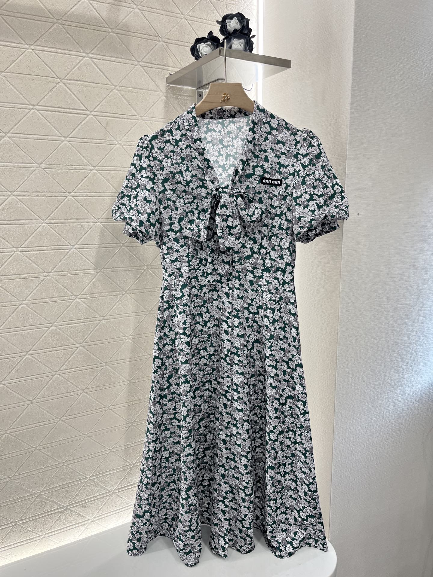 NO:330208,Original single ruthless women's clothing with packaging Miumi* 2025 new product is available. Lace-up puff sleeve floral long skirt. Customized YB imported twill thick material. Ice-free and breathable. Comfortable and stylish. Lace-up puff sleeve mid-length dress style. The neckline streamer bow and fluffy cuffs work together to beautify the proportion of head and shoulders and arms. It also highlights the romantic and gorgeous princess temperament atmosphere. The whole body is dark green background and gray and white flower decoration. It is matched with the letter logo on the chest. The retro style is strong. Playful and age-reducing. It is easy to control during daily travel or party. It is even better to take photos on vacation. Customized surface accessories. Accurate version. High version,,miumiu, skirts,alexander wang19860909原单狠货女装 配包装Miumi*2025新品上架 系带泡泡袖碎花长裙 定制YB进口斜纹稠材质 冰爽透气 舒适有型 系带泡泡袖中长连衣裙版型 领口飘带蝴蝶结与蓬松袖口协同作用 美化头肩和手臂比例更显瘦 同时凸显浪漫华丽的公主气质氛围 通体墨绿底色搭配灰白花装饰 配合胸前字母徽标 复古风格强烈 俏皮减龄显白 日常出行或聚会轻松驾驭 度假拍照更是一绝 定制面辅料 认准版本 高版本,,miumiu,skirts,alexander wang,Women's clothing