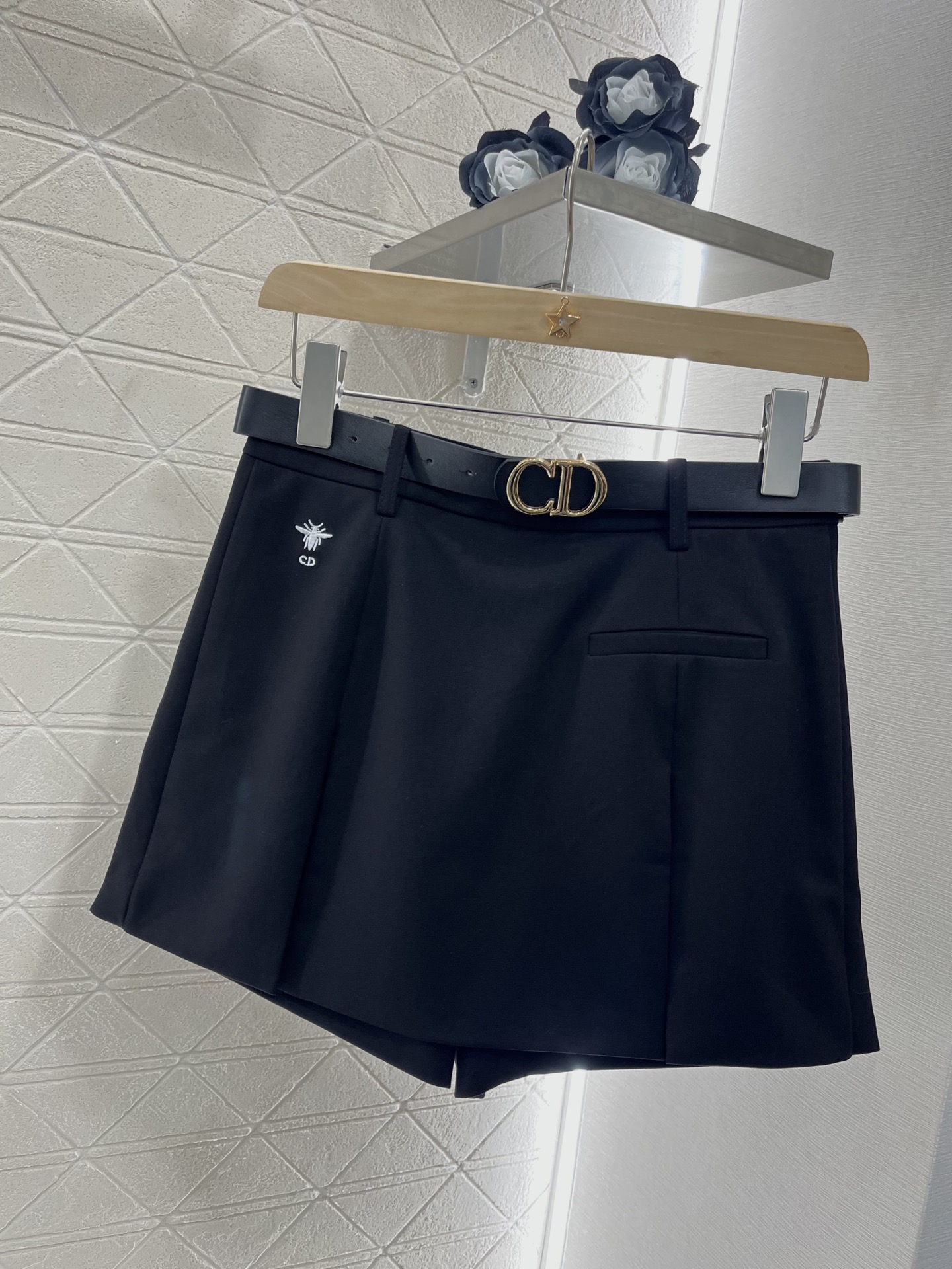 NO:330216,Original single-handed women's clothing, with packaging Dio*2025 new products are on the shelves, pleated belt skirts, customized YB imported suit material, full texture, craftsmanship processing, wear is not easy to wrinkle, more advanced texture, fashionable skirts, three-dimensional tailoring is more suitable for the human leg lines, inclusive figure shows the good proportion of long legs, outer pleated pleated pleated cover, instant skirt, waist embellished CD belt, perfectly presents the brand style charm, daily matching, casual matching top, versatile and slim texture, high-end and fashionable, high-end version,,dior, skirts, business suit,alexander wang19860909原单狠货女装 配包装Dio*2025新品上架 压褶式皮带裙裤 定制YB进口西装材质 质感十足 工艺处理 穿搭不易皱褶 质感更为高级 时髦裙裤版型 立体剪裁更贴合人身腿部线条 包容身材展现长腿好比例 外层百褶压褶式遮挡秒变裙装 腰间点缀CD皮带 完美呈现品牌风格魅力 日常搭配随意搭配上装 百搭显瘦 质感高级且时髦 高版本,,dior,skirts,business suit,alexander wang,Women's clothing