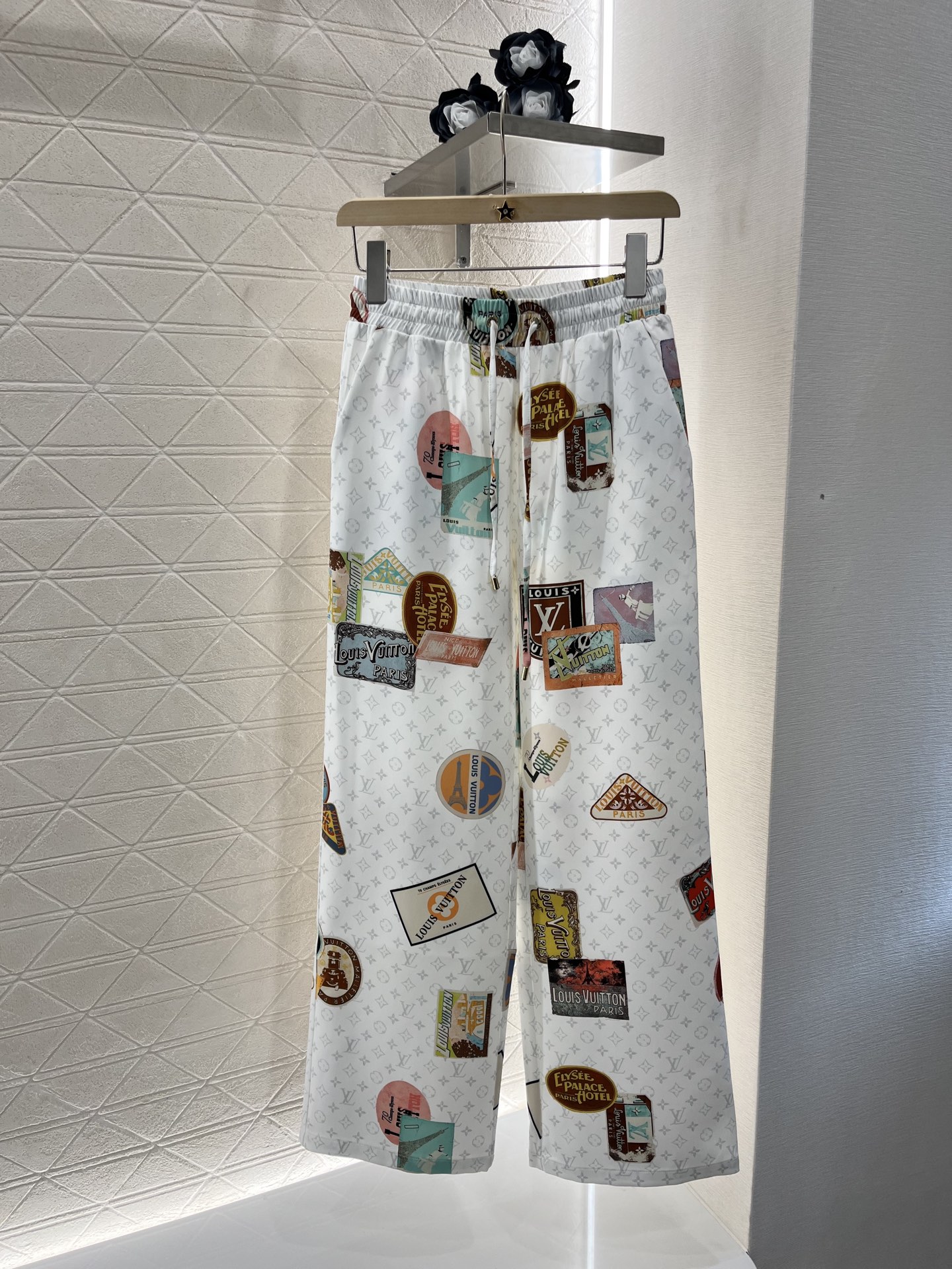 NO:330161,Original single ruthless women's clothing with packaging Louis Vuitto* New product is available for sale, active full-print straight-line trousers, customized YB imported twill thick material, skin-friendly and comfortable, not easy to draw, classic brown and pure white background, drawstring elastic waist wide-leg trousers style, four-leaf clover letter print logo element badge, loose and fashionable, full of famous old money, more exquisite, loose and lazy upper body, fashionable and stylish Customized face accessories, accurate version, high version, 2 colors,,louis vuitton,alexander wang19860909原单狠货女装 配包装Louis Vuitto* 新品上架  活性满印直筒长裤 定制YB进口斜纹稠材质 亲肤舒适 不易抽丝 经典棕色和纯白底色可选 抽绳松紧腰阔腿长裤版型 四叶草字母印花图案徽标元素徽章 松弛而时髦 带有满满名媛老钱感更显精致 上身松弛慵懒 时髦洋气 定制面辅料 认准版本 高版本 2色,,louis vuitton,alexander wang,Women's clothing