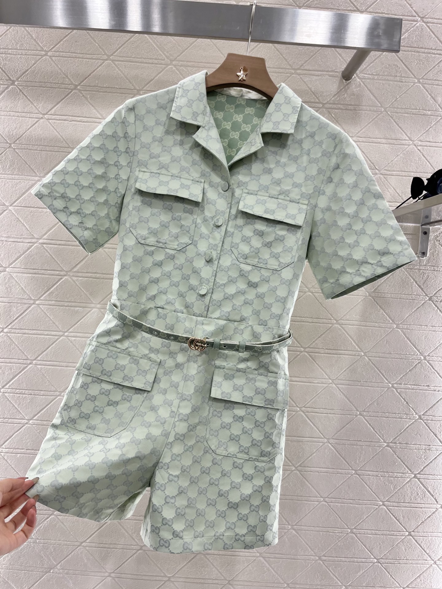 ♥Gucc*♥2025新品上架
    提花腰带连体裤
定制YB进口提花材质 质感高级 穿搭有型 翻领腰