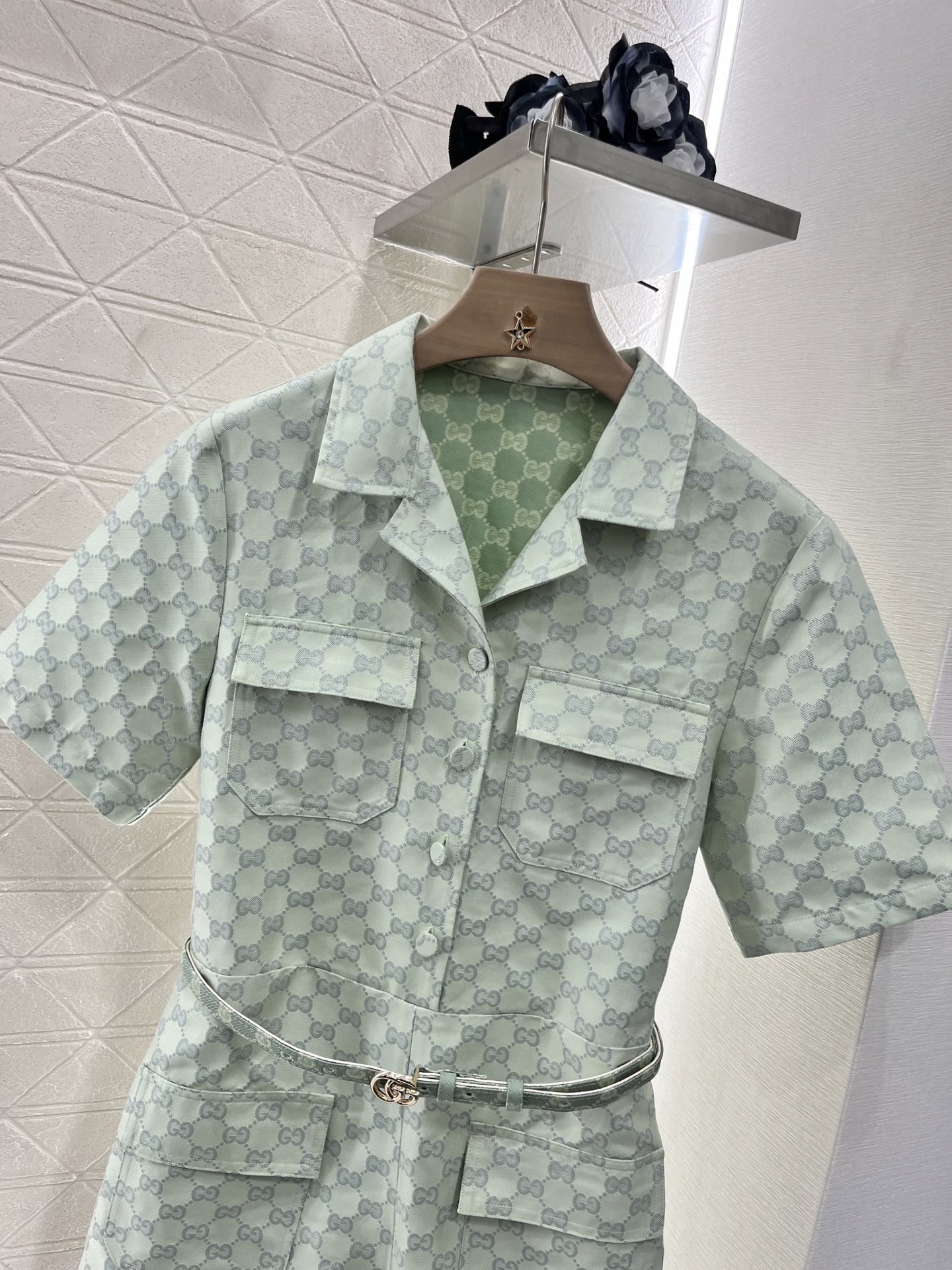 ♥Gucc*♥2025新品上架
    提花腰带连体裤
定制YB进口提花材质 质感高级 穿搭有型 翻领腰