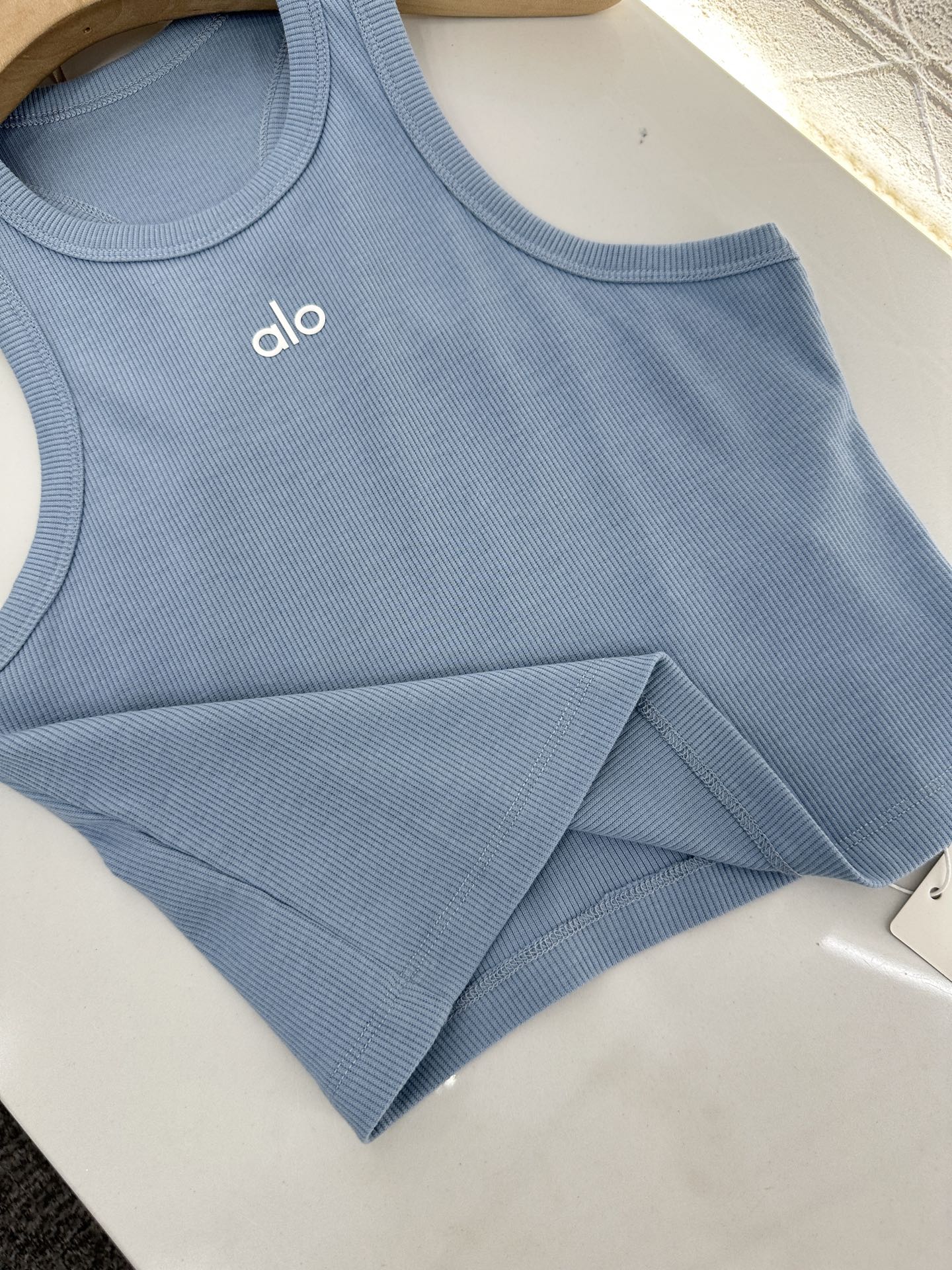 ♥Alo*♥2025新品上架
    工字刺绣全棉背心
定制YB斜纹全棉材质 质感舒适 弹力好穿 短款背