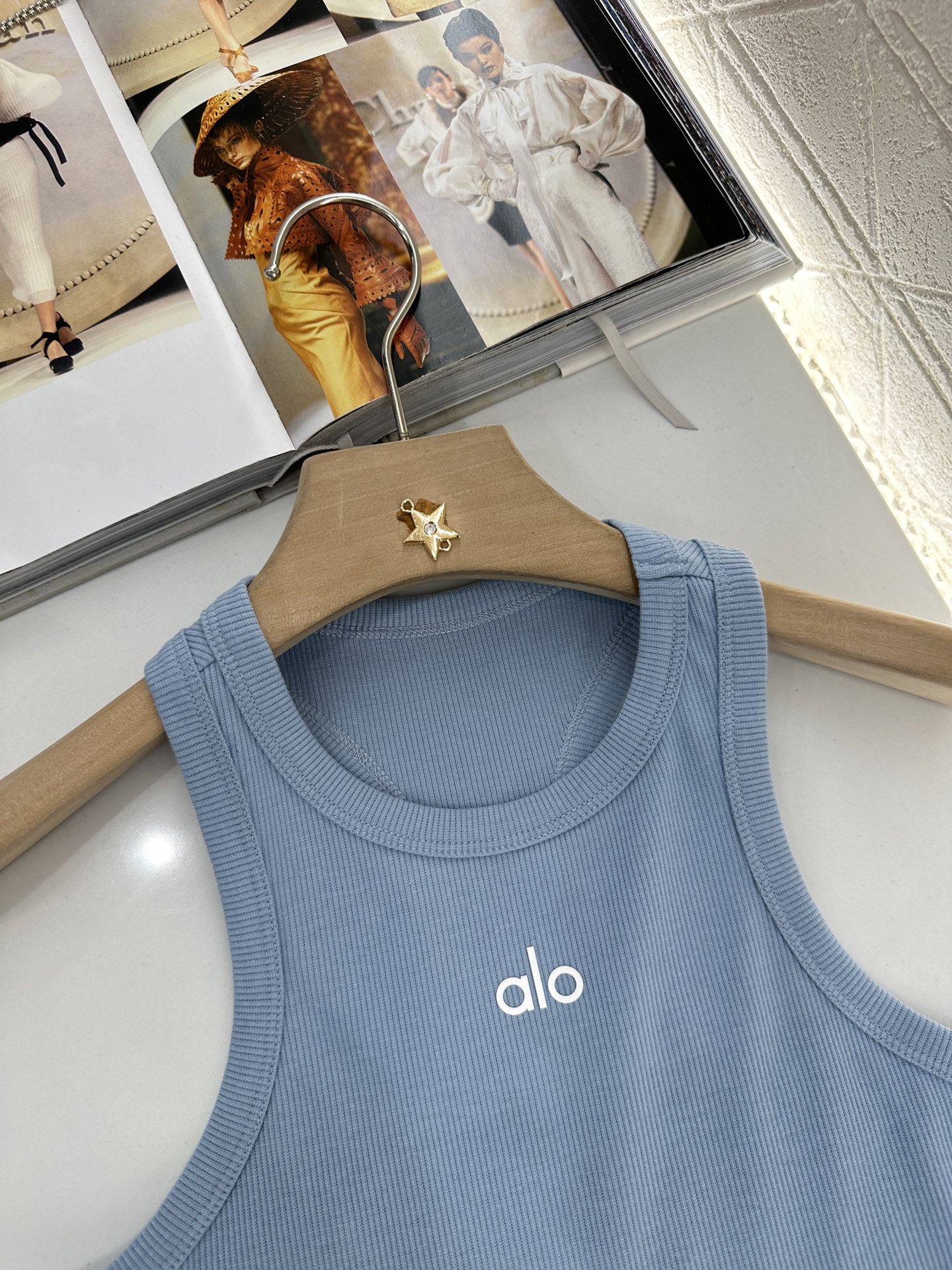♥Alo*♥2025新品上架
    工字刺绣全棉背心
定制YB斜纹全棉材质 质感舒适 弹力好穿 短款背