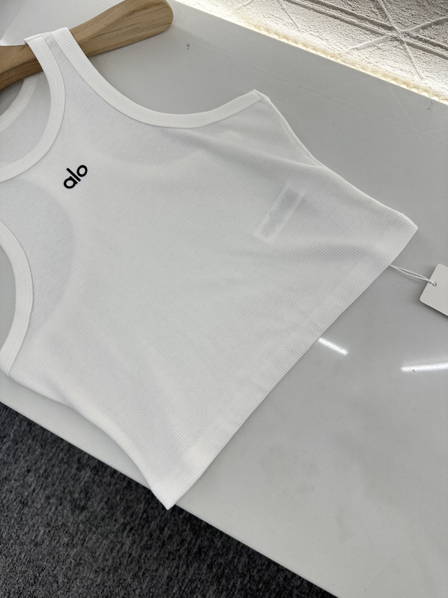 ♥Alo*♥2025新品上架
    工字刺绣全棉背心
定制YB斜纹全棉材质 质感舒适 弹力好穿 短款背