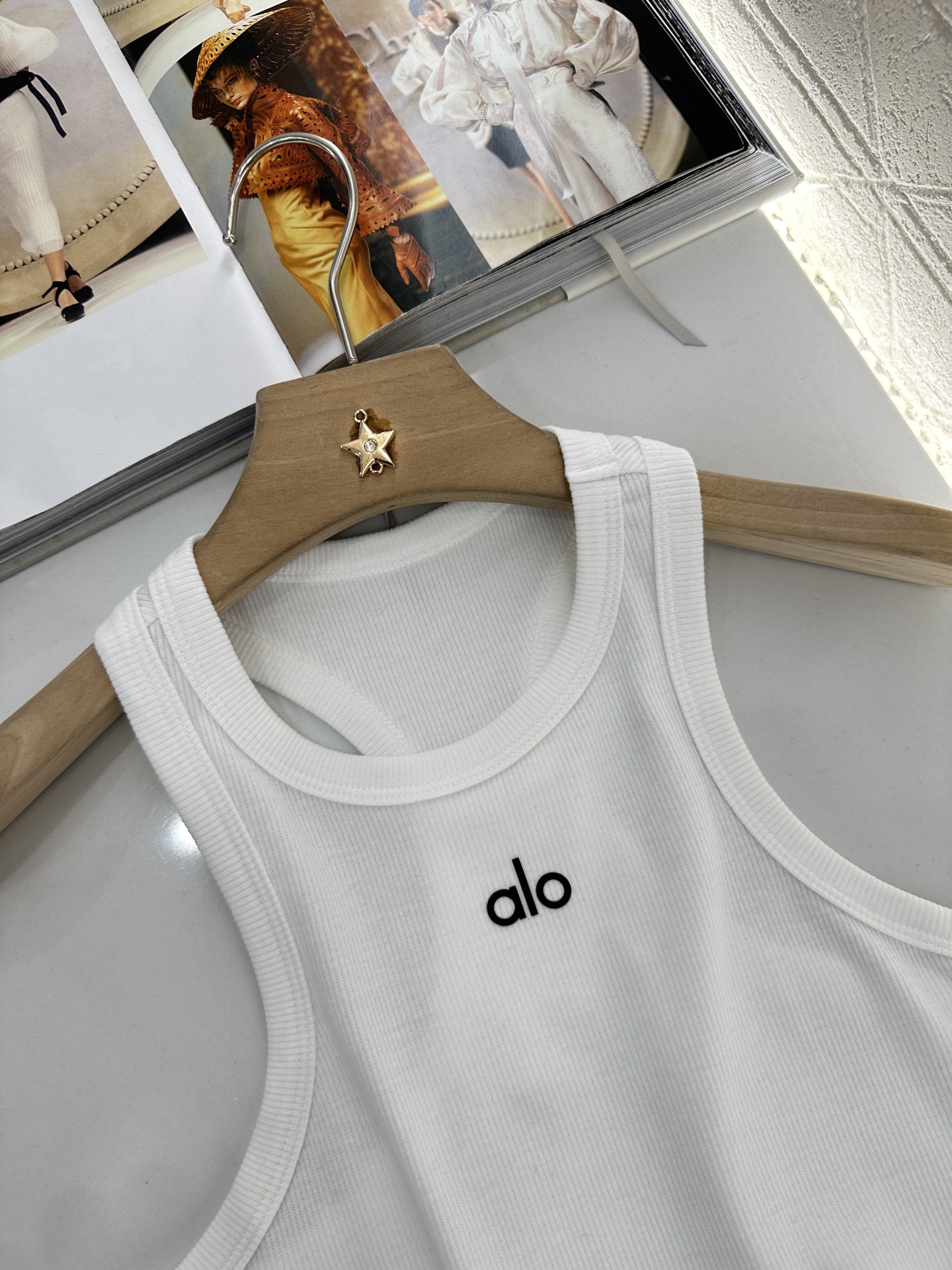 ♥Alo*♥2025新品上架
    工字刺绣全棉背心
定制YB斜纹全棉材质 质感舒适 弹力好穿 短款背