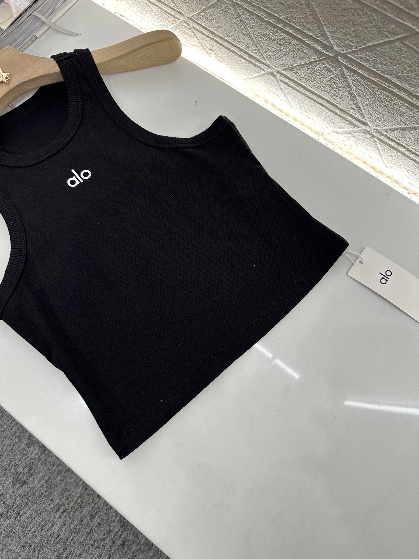 ♥Alo*♥2025新品上架
    工字刺绣全棉背心
定制YB斜纹全棉材质 质感舒适 弹力好穿 短款背