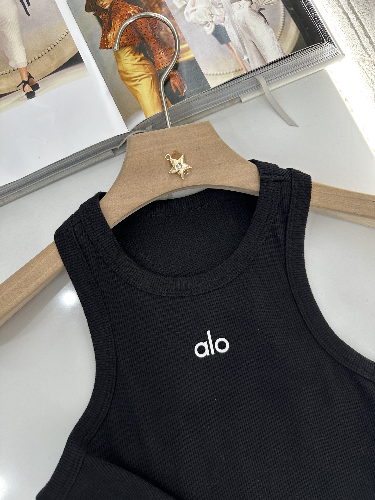 ♥Alo*♥2025新品上架
    工字刺绣全棉背心
定制YB斜纹全棉材质 质感舒适 弹力好穿 短款背