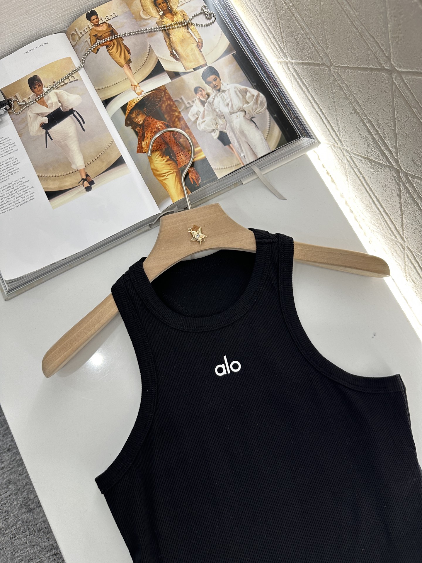 ♥Alo*♥2025新品上架
    工字刺绣全棉背心
定制YB斜纹全棉材质 质感舒适 弹力好穿 短款背