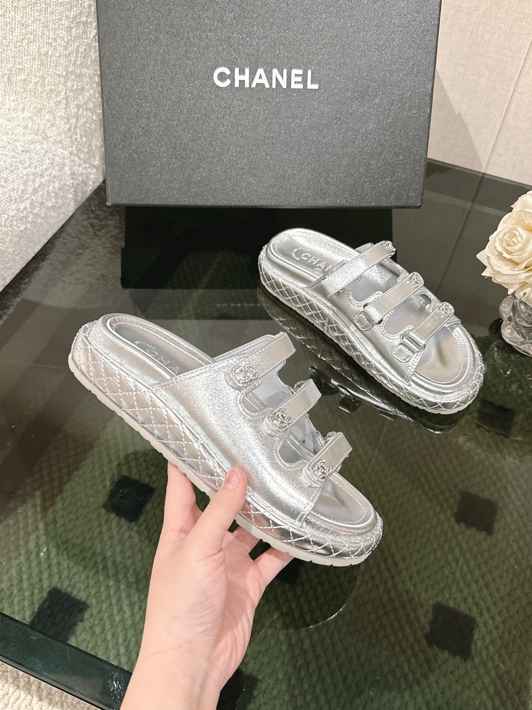 NO:232110,* 25C ​​Spring and Summer Classic!  Beach shoes are booming on the entire network!  The latest model in the counter is still made me willing to buy it. Only by buying it will you know its fashion. Popular and popular models must be ranked. All four seasons of matching are invincible. Various bloggers and internet celebrity styles are all visible. Super recommended models!  This series is available now. Buy for 10,600!  , original material!  Environmentally friendly sheepskin!  Welcome to compare!  Official catalogue: 35-40 codes (41,42 custom-made, no return or exchange) are all equipped with top-level counter-level packaging!  ,slippers sandals,sandals,slippers,sheepskin19860909* 25C 春夏经典款！ 沙滩鞋全网爆爆爆！专柜最新款,上脚依然让我心甘情愿剁手入,购入手才会知道它的时髦,人气爆款必须得有它排名,四季搭配都无敌了,各种博主、网红范搭配尽显眼前,超级推荐款！本系列现已发售. 以10600购入！, 原版材料！环保羊皮里！欢迎对比！官方目录 码数35-40（41,42定做不退不换） 均配顶级专柜级包装！,拖鞋凉鞋,sandals,slippers,sheepskin,Women's Shoes