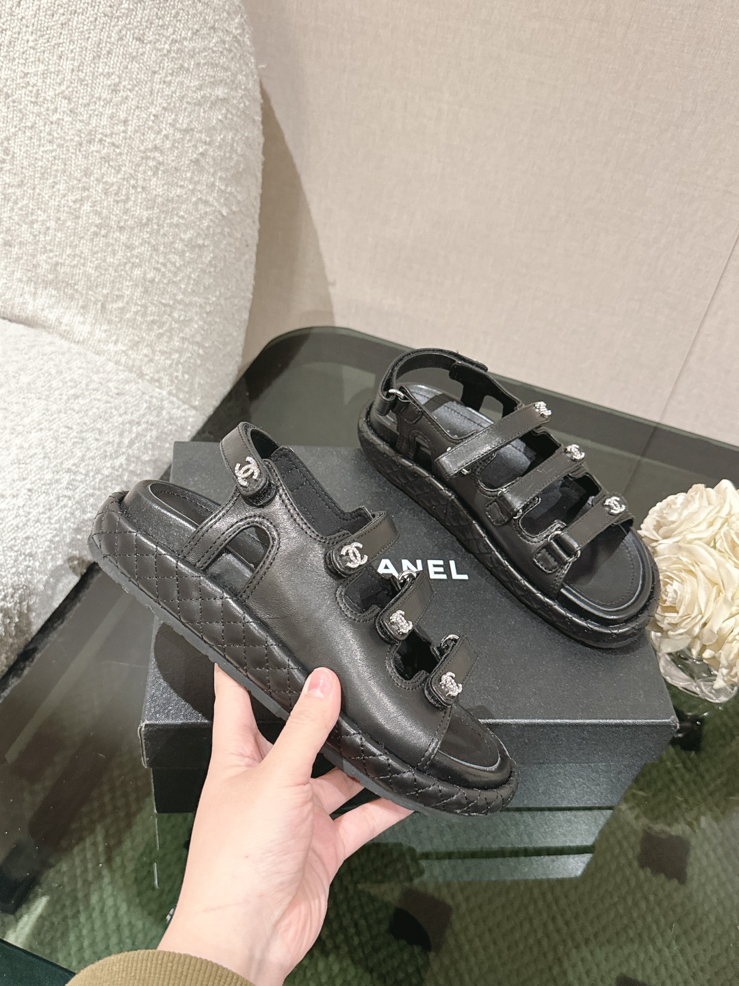 NO:232112,* 25C ​​Spring and Summer Classic!  Beach shoes are booming on the entire network!  The latest model in the counter is still made me willing to buy it. Only by buying it will you know its fashion. Popular and popular models must be ranked. All four seasons of matching are invincible. Various bloggers and internet celebrity styles are all visible. Super recommended models!  This series is available now. Buy for 10,600!  , original material!  Environmentally friendly sheepskin!  Welcome to compare!  Official catalogue: 35-40 codes (41,42 custom-made, no return or exchange) are all equipped with top-level counter-level packaging!  sandals, slippers sandals, sandals, slippers, sheepskin19860909* 25C 春夏经典款！ 沙滩鞋全网爆爆爆！专柜最新款,上脚依然让我心甘情愿剁手入,购入手才会知道它的时髦,人气爆款必须得有它排名,四季搭配都无敌了,各种博主、网红范搭配尽显眼前,超级推荐款！本系列现已发售. 以10600购入！, 原版材料！环保羊皮里！欢迎对比！官方目录 码数35-40（41,42定做不退不换） 均配顶级专柜级包装！凉鞋,拖鞋凉鞋,sandals,slippers,sheepskin,Women's Shoes