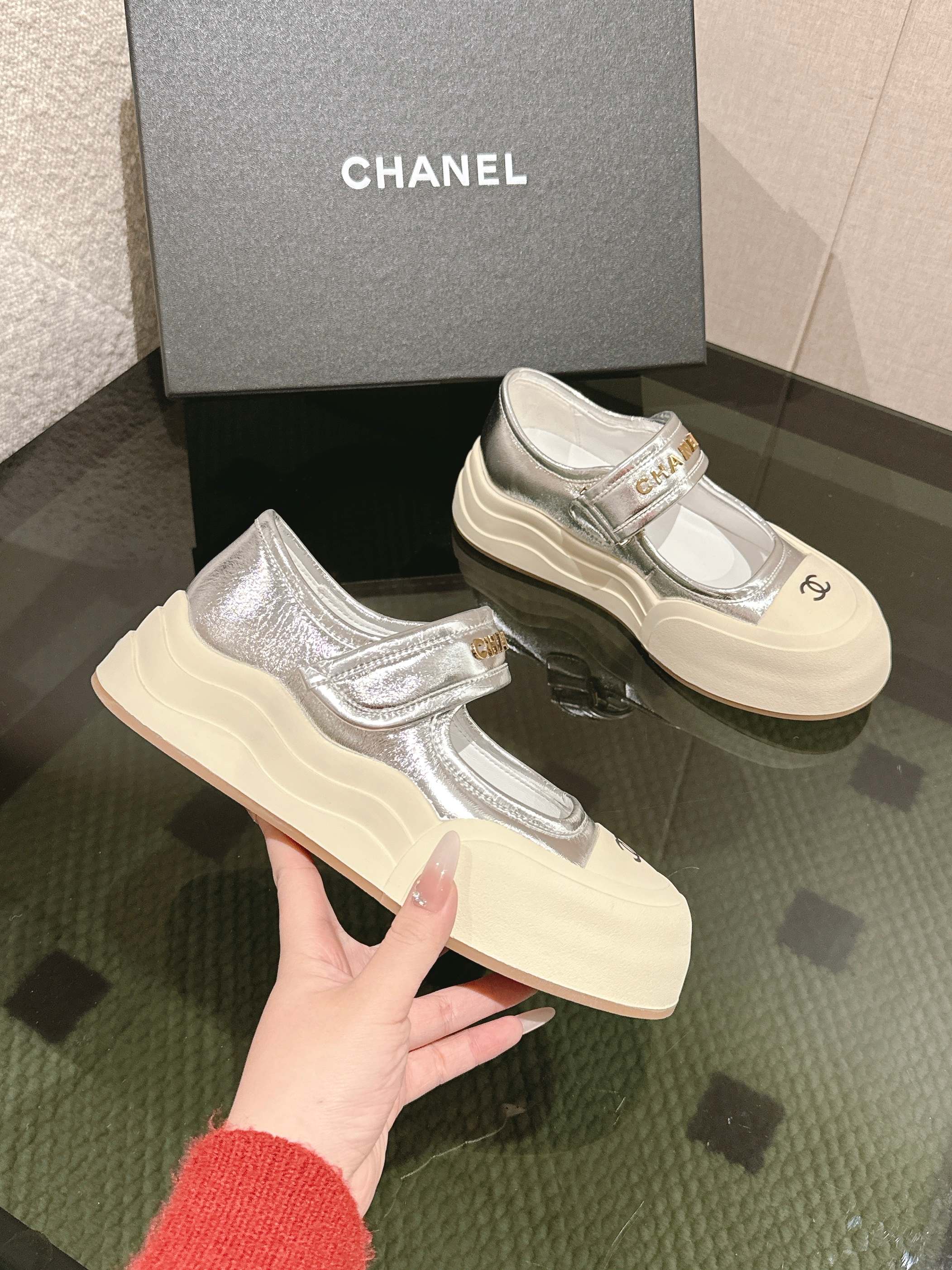 NO:232117,Chanel 25C Spring and Summer Mary Zhen new casual sneakers Ceiling top quality [Perfect] This boot is really a small lucky star, thick sole 5cma, more refined, makes your legs look thin, the key is that it is very comfortable to wear. Imported cowhide upper, inner sheepskin, outsole genuine open mold tpu outsole ~ heel height 5cm Size35-40 (41 custom made without return) semi-drag, Mary Zhen, chanel, boots, mary jane, sneakers, cowhide, sheepskin19860909Chanel 25C 春夏玛丽珍新款休闲运动鞋 天花板顶级品质[得意] 这款靴子真的是小个子福星,厚底5cma 更精致一点 ,显腿瘦,关键是上脚很舒服 鞋面进口牛皮 内里羊皮里 大底正品开模tpu大底～跟高5cm Size35-40（41订做不退换）半拖,玛丽珍,chanel,boots,mary jane,sneakers,cowhide,sheepskin,Women's Shoes