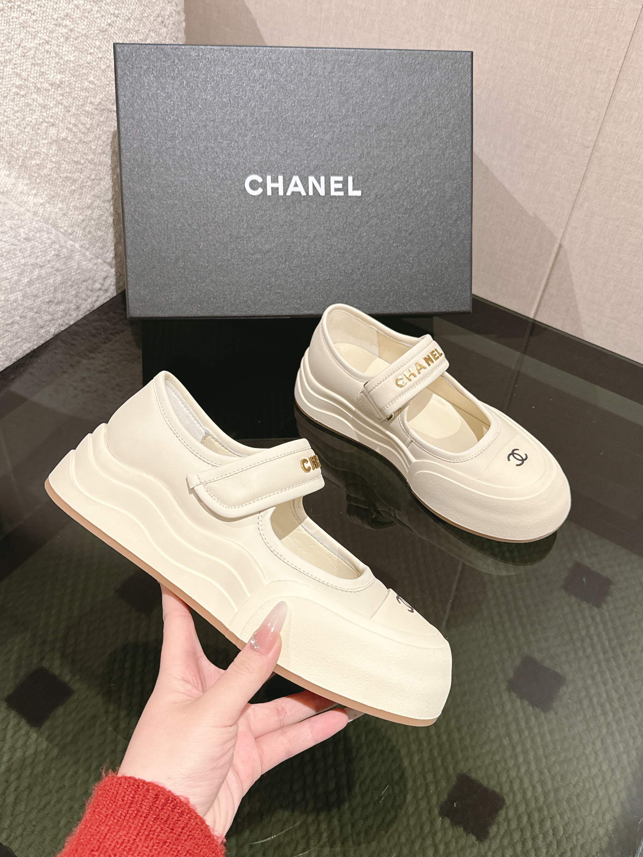 NO:232119,Chanel 25C Spring and Summer Mary Zhen's new casual sneakers Ceiling top quality [Perfect] This boot is really a small lucky star, thick sole 5cma, more refined, makes your legs look thin, the key is that it is very comfortable to wear. Imported cowhide upper, inner sheepskin, outsole, genuine open mold tpu outsole ~ heel height 5cm Size35-40 (41 custom made, no return or exchange), Mary Zhen, chanel, boots, mary jane, sneakers, cowhide, sheepskin19860909Chanel 25C 春夏玛丽珍新款休闲运动鞋 天花板顶级品质[得意] 这款靴子真的是小个子福星,厚底5cma 更精致一点 ,显腿瘦,关键是上脚很舒服 鞋面进口牛皮 内里羊皮里 大底正品开模tpu大底～跟高5cm Size35-40（41订做不退换）,玛丽珍,chanel,boots,mary jane,sneakers,cowhide,sheepskin,Women's Shoes