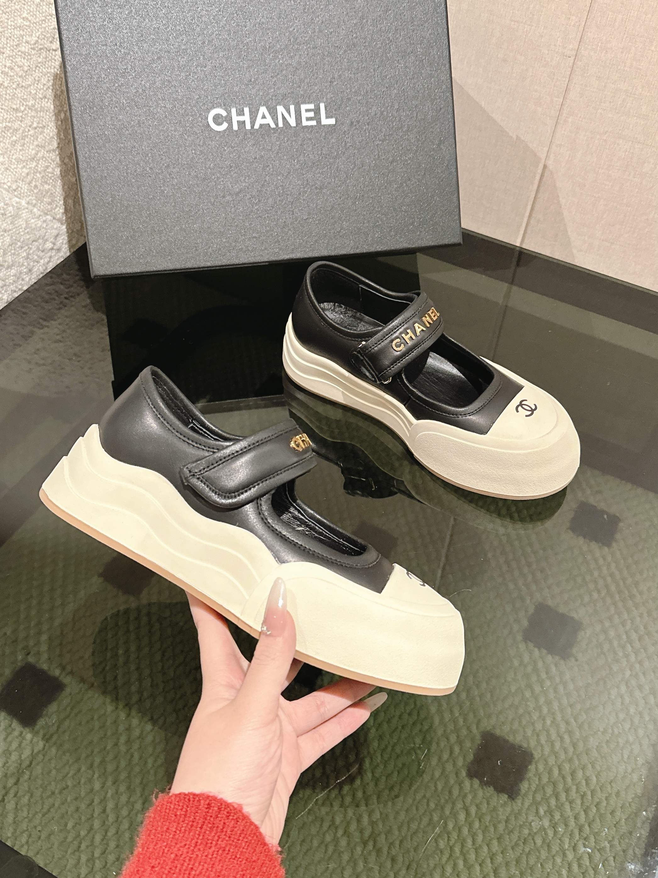 NO:232121,Chanel 25C Spring and Summer Mary Zhen's new casual sneakers Ceiling top quality [Perfect] This boot is really a small lucky star, thick sole 5cma, more refined, makes your legs look thin, the key is that it is very comfortable to wear. Imported cowhide upper, inner sheepskin, outsole, genuine open mold tpu outsole ~ heel height 5cm Size35-40 (41 custom made, no return or exchange), Mary Zhen, chanel, boots, mary jane, sneakers, cowhide, sheepskin19860909Chanel 25C 春夏玛丽珍新款休闲运动鞋 天花板顶级品质[得意] 这款靴子真的是小个子福星,厚底5cma 更精致一点 ,显腿瘦,关键是上脚很舒服 鞋面进口牛皮 内里羊皮里 大底正品开模tpu大底～跟高5cm Size35-40（41订做不退换）,玛丽珍,chanel,boots,mary jane,sneakers,cowhide,sheepskin,Women's Shoes