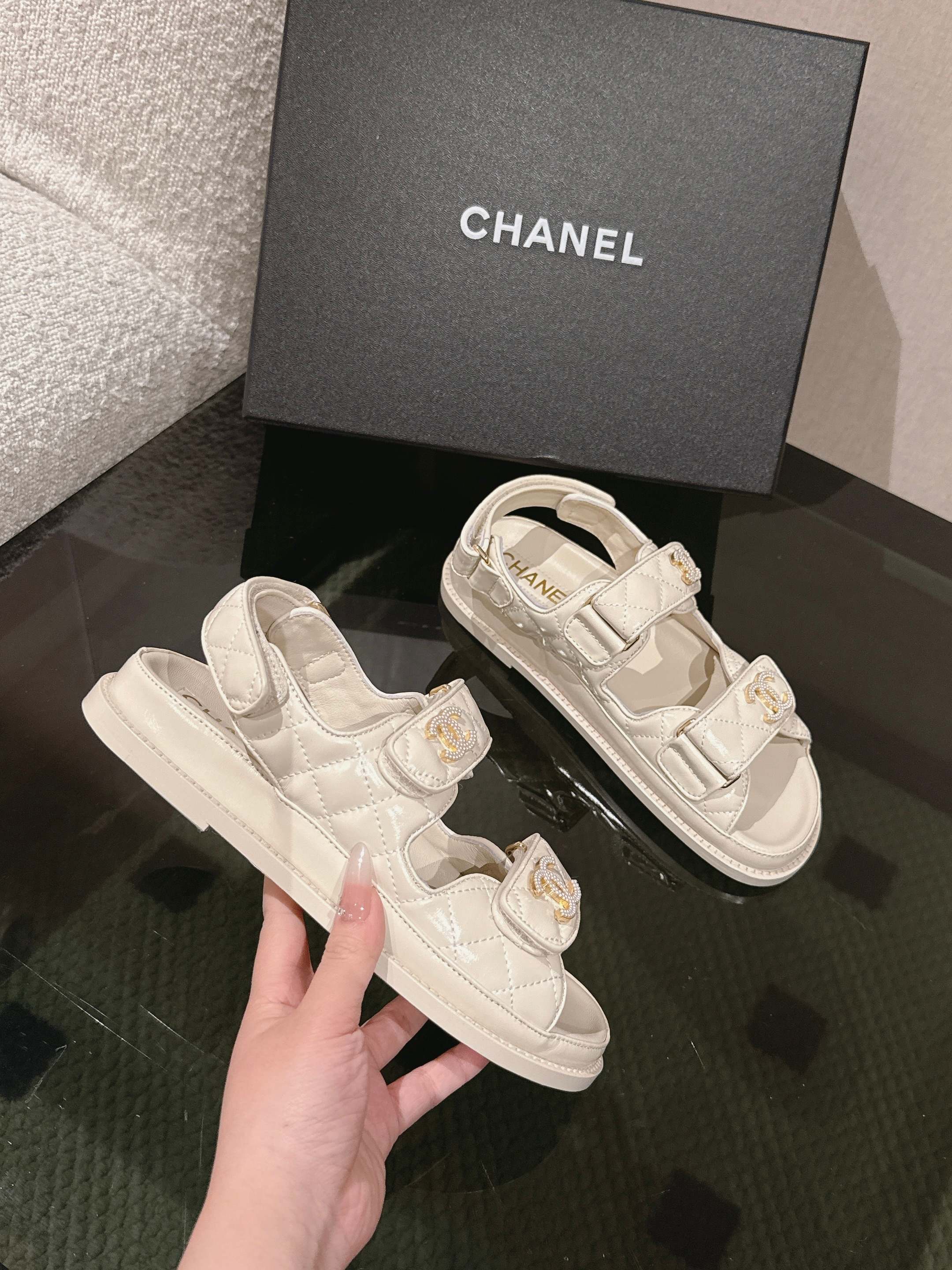 NO:232104,* 25s spring and summer classic style!  Beach shoes are booming on the entire network!  The latest model in the counter is still made me willing to buy it. Only by buying it will you know its fashion. Popular and popular models must be ranked. All four seasons of matching are invincible. Various bloggers and internet celebrity styles are all visible. Super recommended models!  This series is available now. Buy for 10,600!  The leather is oily wax leather, full-layer luxury leather large bottom, original material!  !  Welcome to compare!  Official catalogue: 35-40 codes (41,42 custom-made, no return or exchange) are all equipped with top-level counter-level packaging!  ,slippers,sandals,slippers,Leather soles19860909* 25s 春夏经典款！ 沙滩鞋全网爆爆爆！专柜最新款,上脚依然让我心甘情愿剁手入,购入手才会知道它的时髦,人气爆款必须得有它排名,四季搭配都无敌了,各种博主、网红范搭配尽显眼前,超级推荐款！本系列现已发售. 以10600购入！皮料是油蜡皮,全层奢侈真皮大底,原版材料！！欢迎对比！官方目录 码数35-40（41,42定做不退不换） 均配顶级专柜级包装！,拖鞋凉鞋,sandals,slippers,Leather soles,Women's Shoes