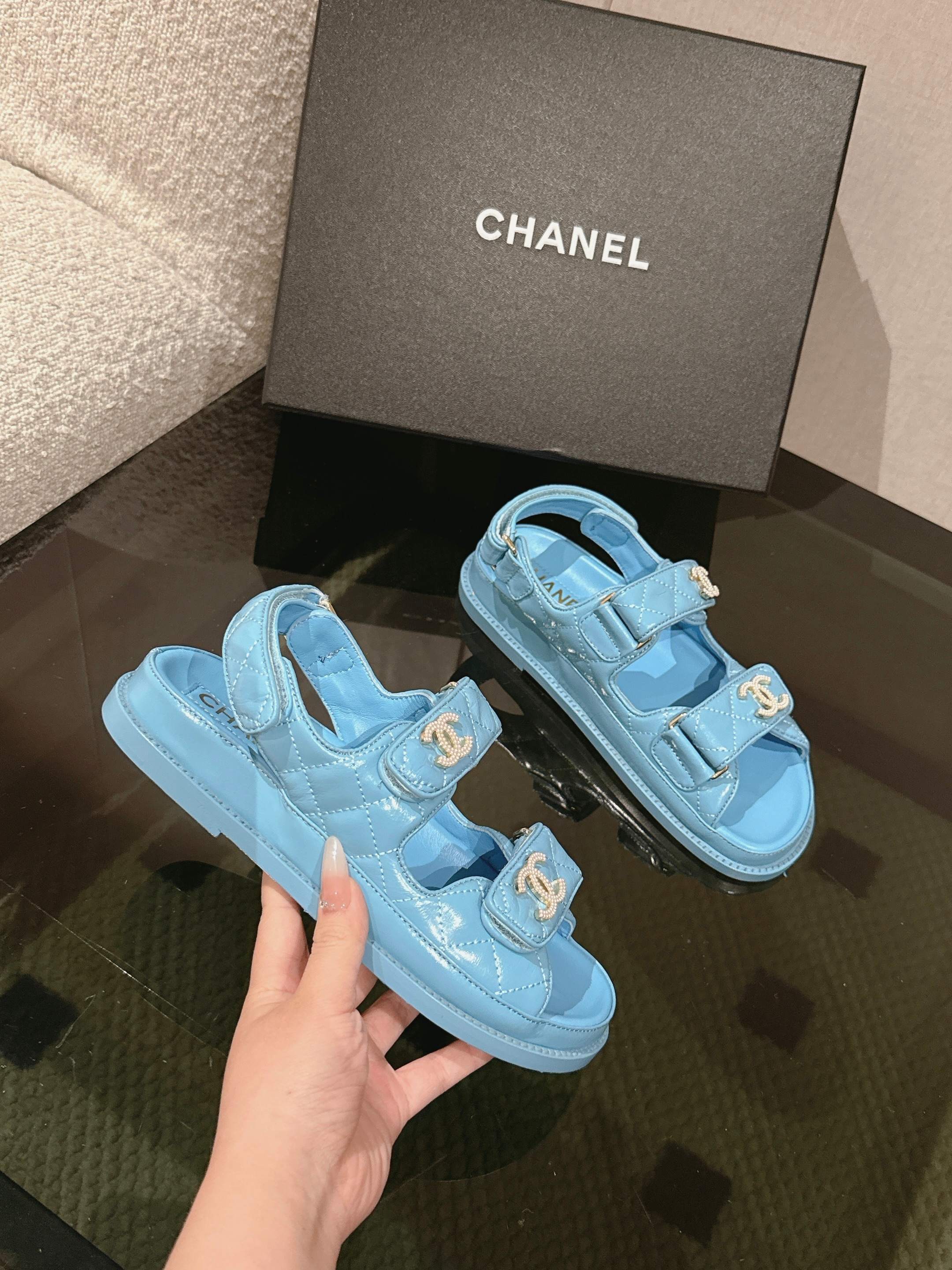 NO:232105,* 25s spring and summer classic style!  Beach shoes are booming on the entire network!  The latest model in the counter is still made me willing to buy it. Only by buying it will you know its fashion. Popular and popular models must be ranked. All four seasons of matching are invincible. Various bloggers and internet celebrity styles are all visible. Super recommended models!  This series is available now. Buy for 10,600!  The leather is oily wax leather, full-layer luxury leather large bottom, original material!  !  Welcome to compare!  Official catalogue: 35-40 codes (41,42 custom-made, no return or exchange) are all equipped with top-level counter-level packaging!  genuine leather soles, slippers, sandals, slippers, Leather soles19860909* 25s 春夏经典款！ 沙滩鞋全网爆爆爆！专柜最新款,上脚依然让我心甘情愿剁手入,购入手才会知道它的时髦,人气爆款必须得有它排名,四季搭配都无敌了,各种博主、网红范搭配尽显眼前,超级推荐款！本系列现已发售. 以10600购入！皮料是油蜡皮,全层奢侈真皮大底,原版材料！！欢迎对比！官方目录 码数35-40（41,42定做不退不换） 均配顶级专柜级包装！真皮底,拖鞋凉鞋,sandals,slippers,Leather soles,Women's Shoes