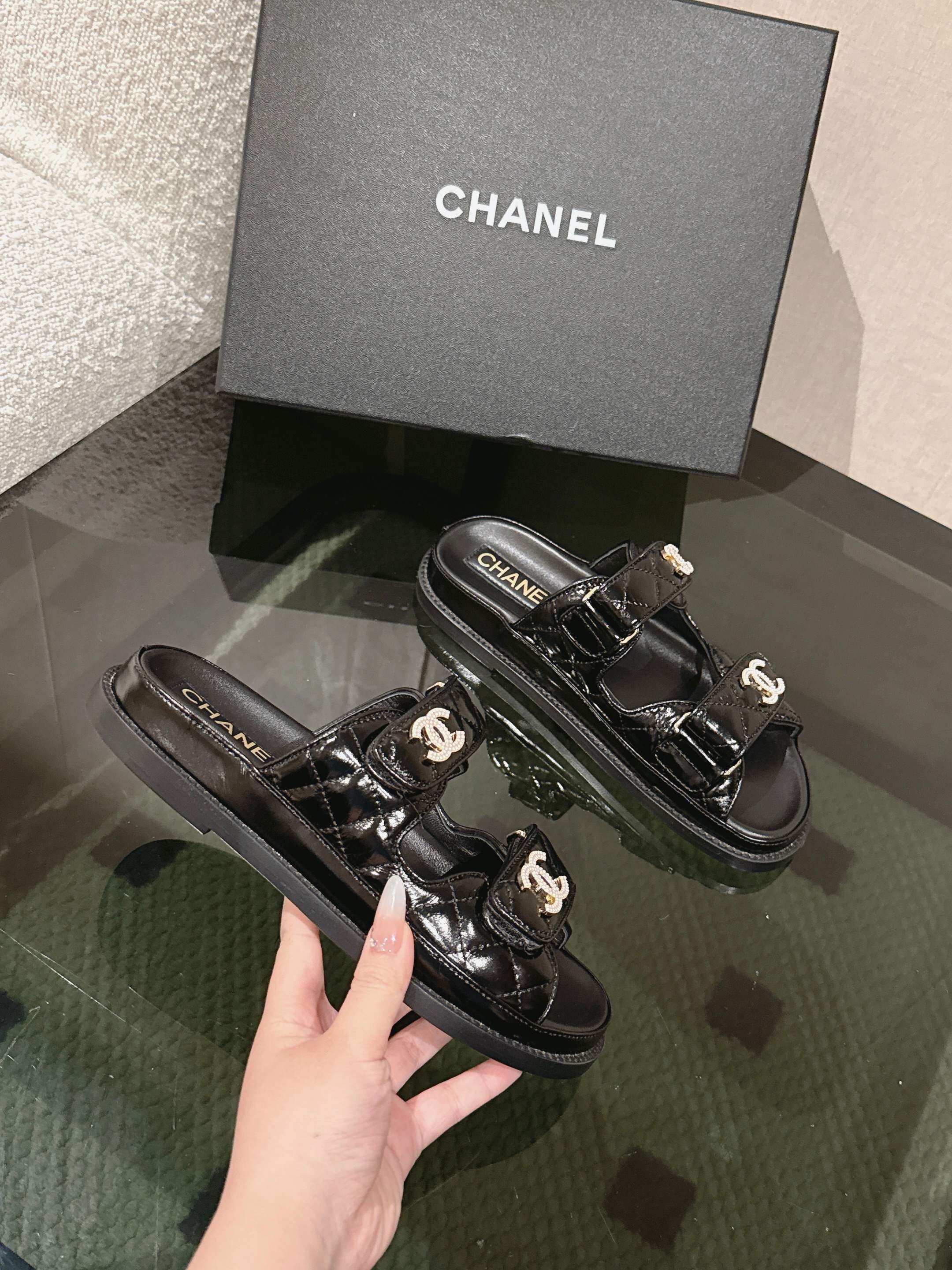 NO:232107,Drag * 25s Spring and Summer Classic!  Beach shoes are booming on the entire network!  The latest model in the counter is still made me willing to buy it. Only by buying it will you know its fashion. Popular and popular models must be ranked. All four seasons of matching are invincible. Various bloggers and internet celebrity styles are all visible. Super recommended models!  This series is available now. Buy for 10,600!  The leather is oily wax leather, full-layer luxury leather large bottom, original material!  !  Welcome to compare!  Official catalogue: 35-40 codes (41,42 custom-made, no return or exchange) are all equipped with top-level counter-level packaging!  Slippers leather soles, slippers sandals, sandals, slippers, Leather soles19860909拖 * 25s 春夏经典款！ 沙滩鞋全网爆爆爆！专柜最新款,上脚依然让我心甘情愿剁手入,购入手才会知道它的时髦,人气爆款必须得有它排名,四季搭配都无敌了,各种博主、网红范搭配尽显眼前,超级推荐款！本系列现已发售. 以10600购入！皮料是油蜡皮,全层奢侈真皮大底,原版材料！！欢迎对比！官方目录 码数35-40（41,42定做不退不换） 均配顶级专柜级包装！拖鞋皮大底,拖鞋凉鞋,sandals,slippers,Leather soles,Women's Shoes