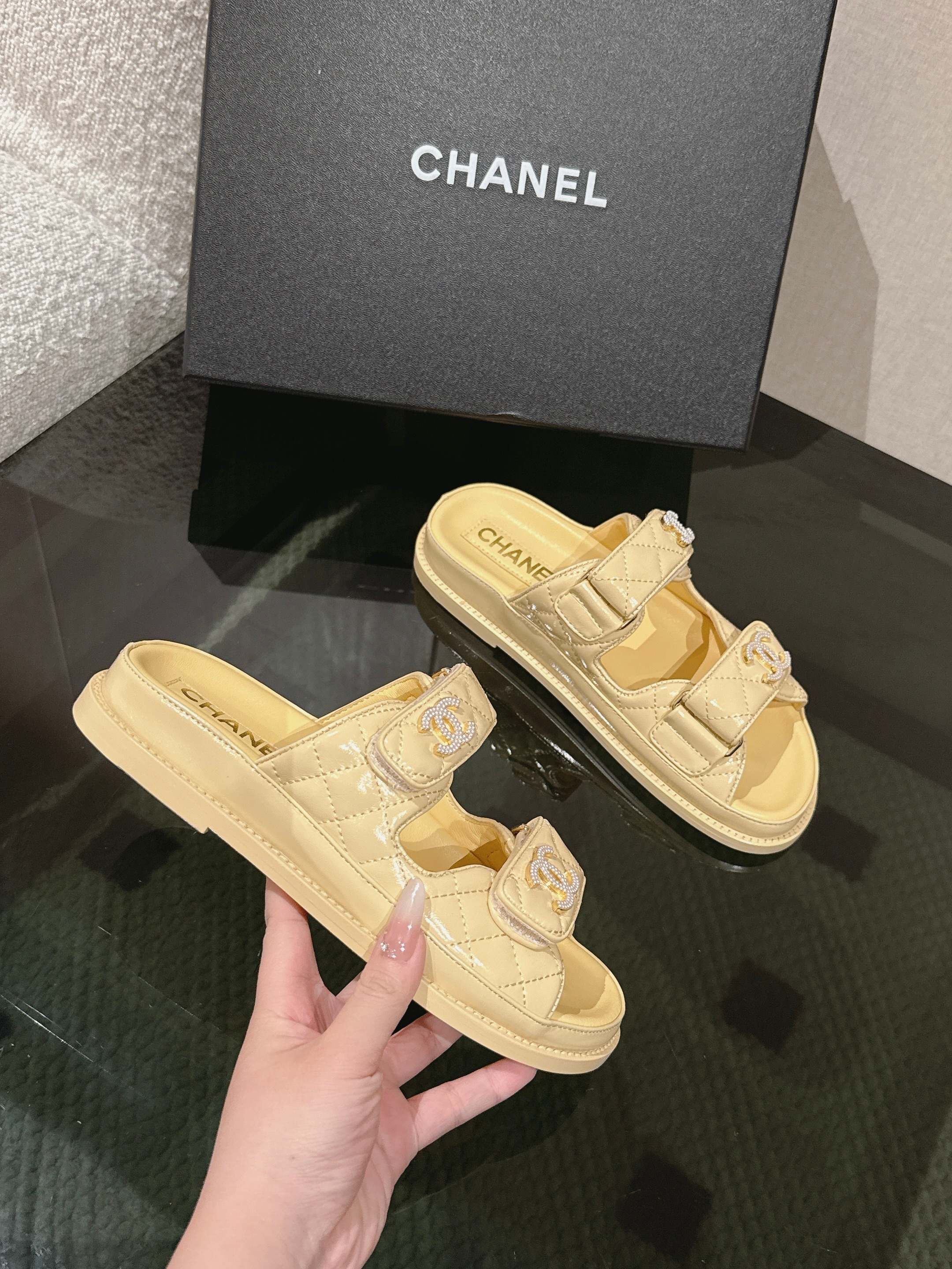 NO:232109,* 25s spring and summer classic style!  Beach shoes are booming on the entire network!  The latest model in the counter is still made me willing to buy it. Only by buying it will you know its fashion. Popular and popular models must be ranked. All four seasons of matching are invincible. Various bloggers and internet celebrity styles are all visible. Super recommended models!  This series is available now. Buy for 10,600!  The leather is oily wax leather, full-layer luxury leather large bottom, original material!  !  Welcome to compare!  Official catalogue: 35-40 codes (41,42 custom-made, no return or exchange) are all equipped with top-level counter-level packaging!  Slippers leather soles, slippers sandals, sandals, slippers, Leather soles19860909* 25s 春夏经典款！ 沙滩鞋全网爆爆爆！专柜最新款,上脚依然让我心甘情愿剁手入,购入手才会知道它的时髦,人气爆款必须得有它排名,四季搭配都无敌了,各种博主、网红范搭配尽显眼前,超级推荐款！本系列现已发售. 以10600购入！皮料是油蜡皮,全层奢侈真皮大底,原版材料！！欢迎对比！官方目录 码数35-40（41,42定做不退不换） 均配顶级专柜级包装！拖鞋皮大底,拖鞋凉鞋,sandals,slippers,Leather soles,Women's Shoes