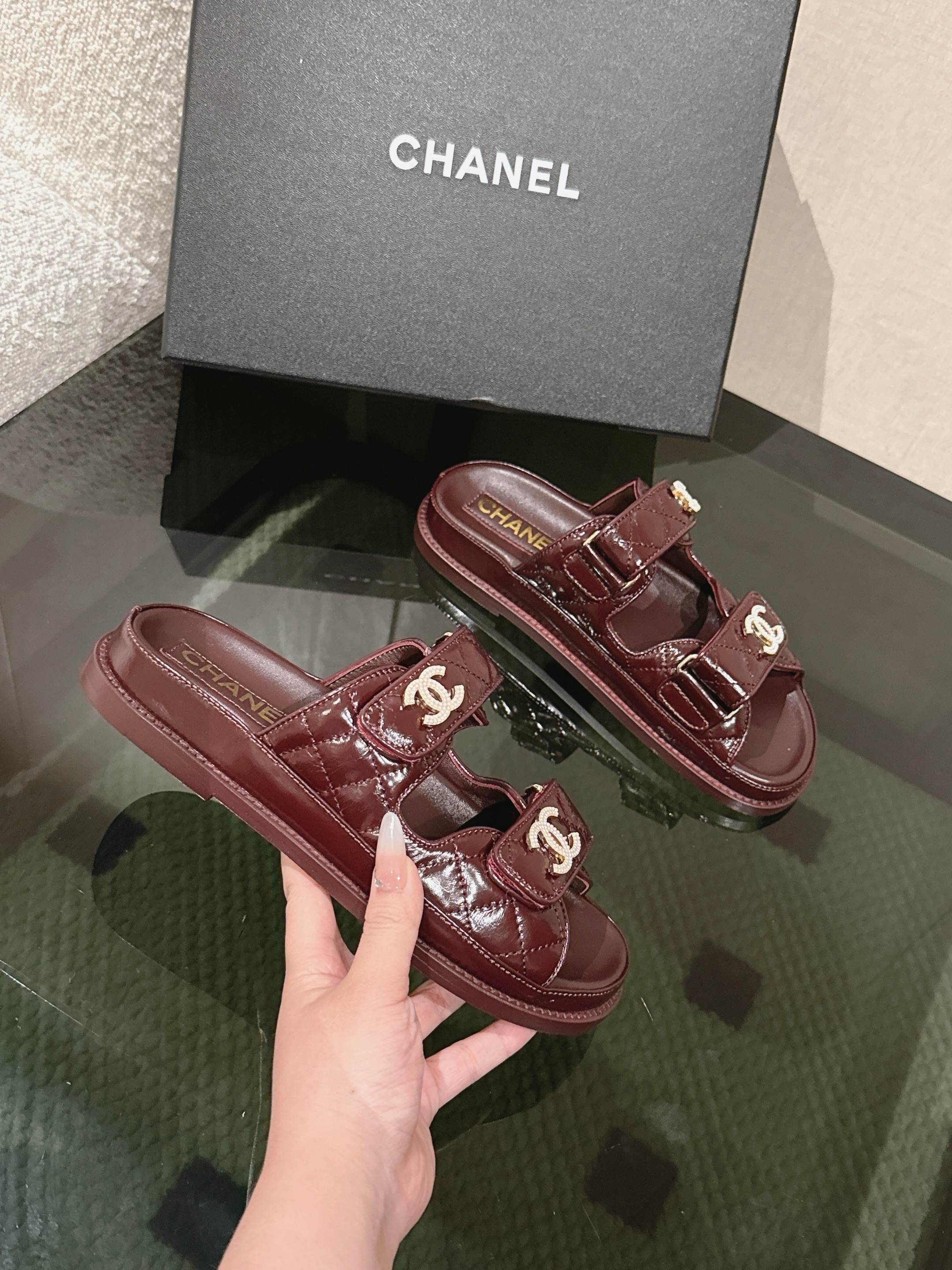 NO:232111,* 25s spring and summer classic style!  Beach shoes are booming on the entire network!  The latest model in the counter is still made me willing to buy it. Only by buying it will you know its fashion. Popular and popular models must be ranked. All four seasons of matching are invincible. Various bloggers and internet celebrity styles are all visible. Super recommended models!  This series is available now. Buy for 10,600!  The leather is oily wax leather, full-layer luxury leather large bottom, original material!  !  Welcome to compare!  Official catalogue: 35-40 codes (41,42 custom-made, no return or exchange) are all equipped with top-level counter-level packaging!  Slippers leather soles, slippers sandals, sandals, slippers, Leather soles19860909* 25s 春夏经典款！ 沙滩鞋全网爆爆爆！专柜最新款,上脚依然让我心甘情愿剁手入,购入手才会知道它的时髦,人气爆款必须得有它排名,四季搭配都无敌了,各种博主、网红范搭配尽显眼前,超级推荐款！本系列现已发售. 以10600购入！皮料是油蜡皮,全层奢侈真皮大底,原版材料！！欢迎对比！官方目录 码数35-40（41,42定做不退不换） 均配顶级专柜级包装！拖鞋皮大底,拖鞋凉鞋,sandals,slippers,Leather soles,Women's Shoes